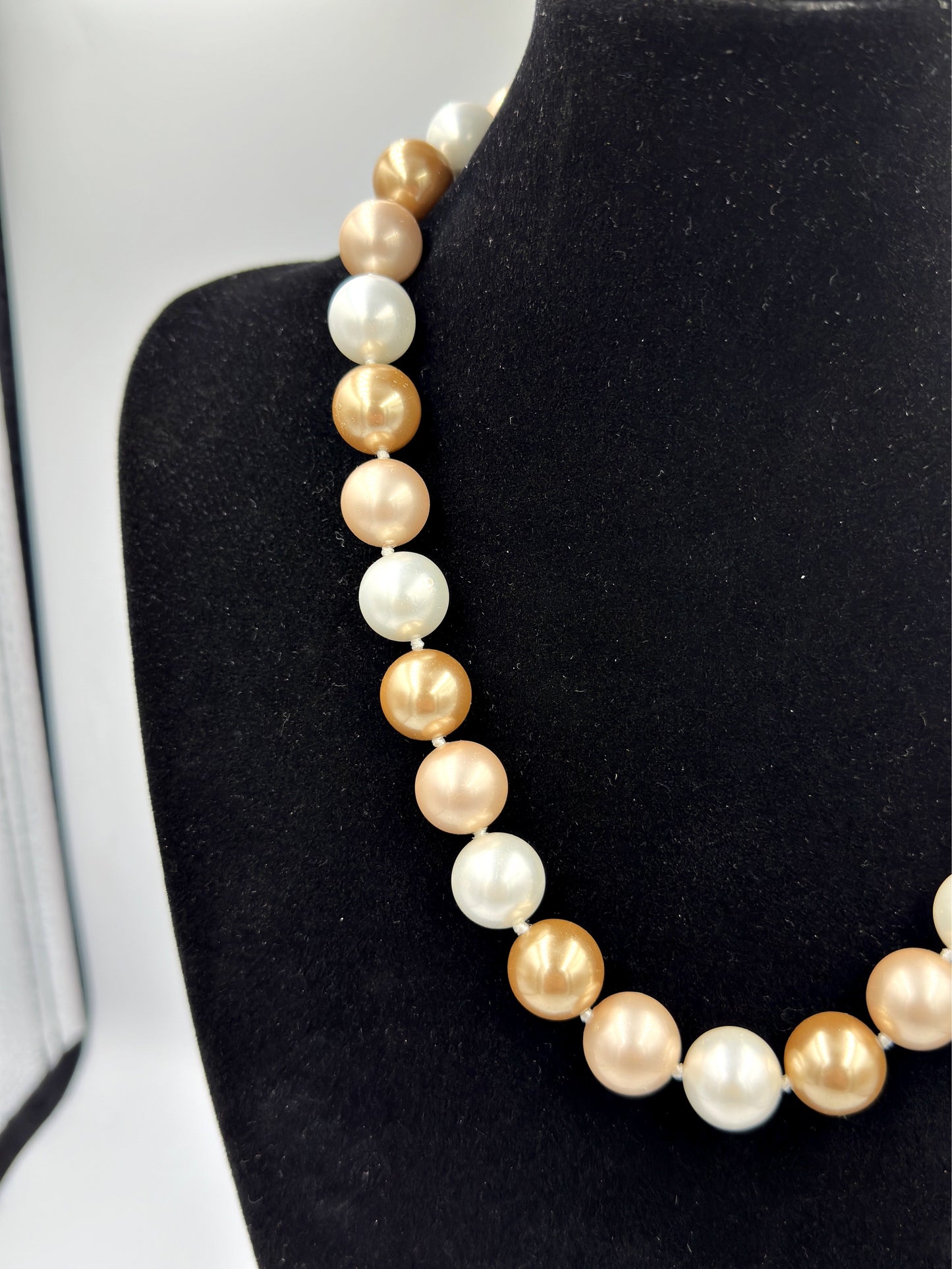 Perlenkette in Verschiedenen Farbtönen