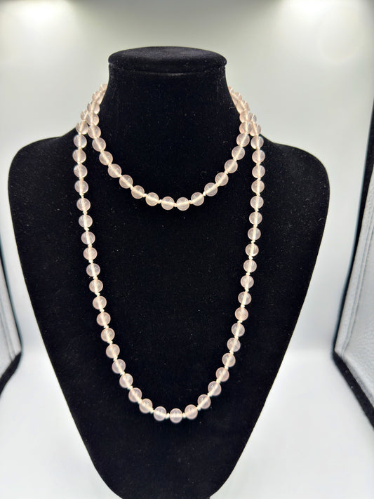 Lange Perlenkette aus Rosenquarz