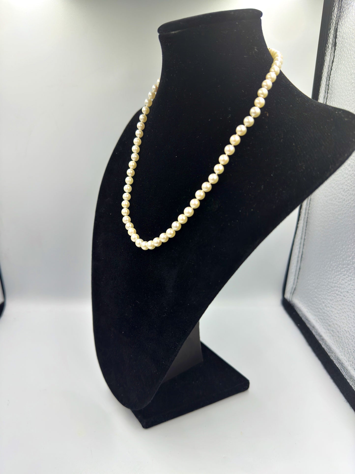 Weiße Perlenkette mit 585er 14 Karat Goldverschluss