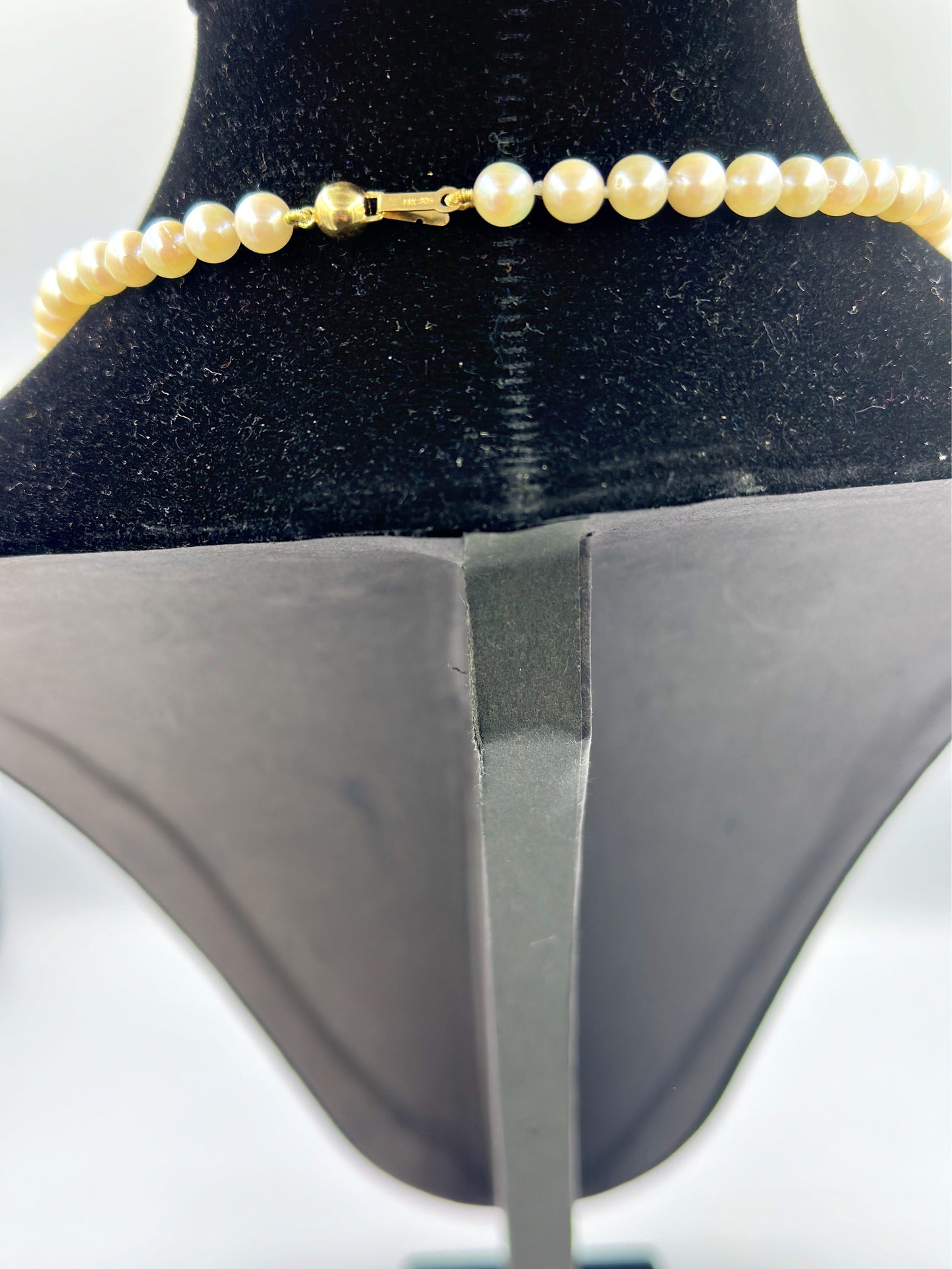 Weiße Perlenkette mit 585er 14 Karat Goldverschluss