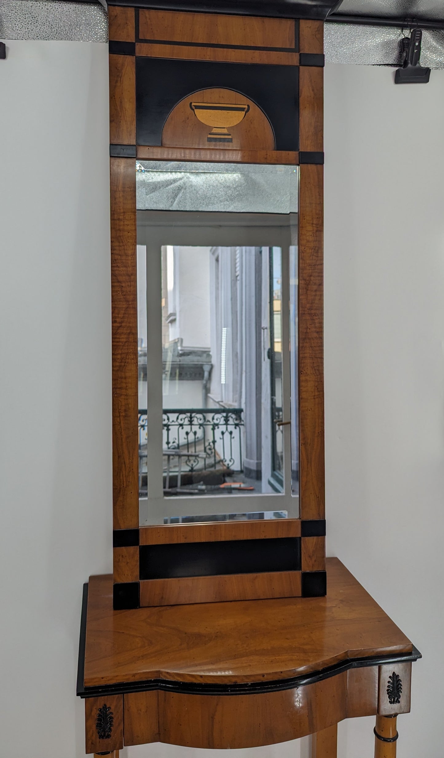 Zeitlose Biedermeier Spiegelkonsole mit Beistelltisch und Spiegel