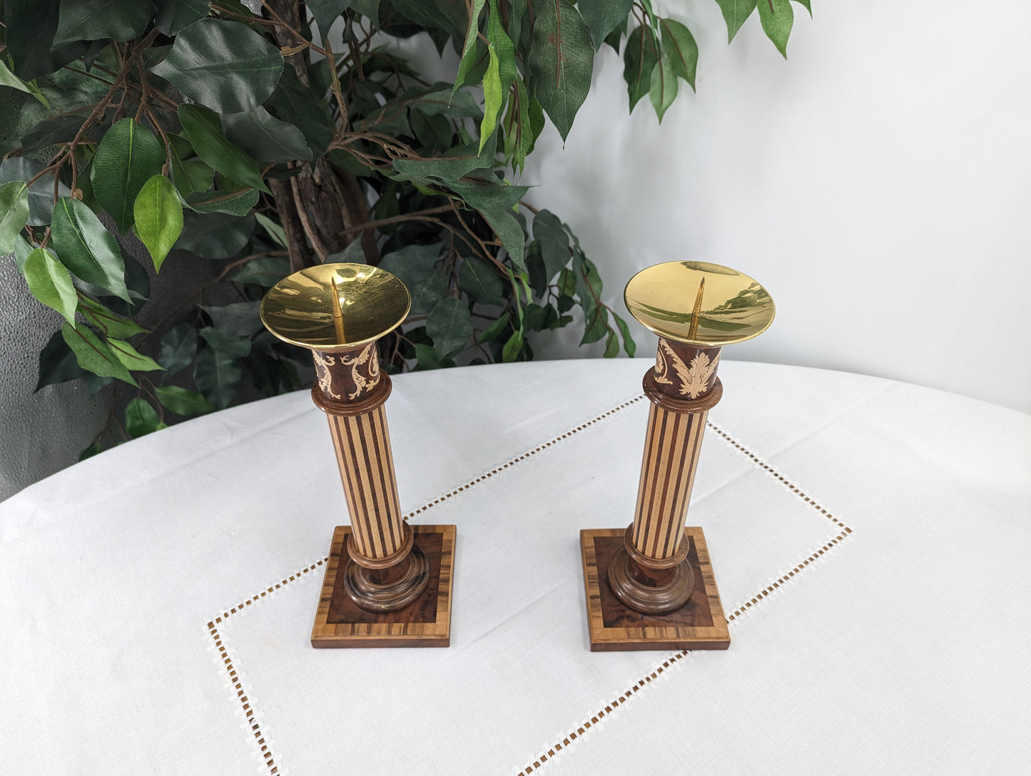 Zwei Kerzenhalter im Empire Stil, aus feinsten Intarsienarbeiten
