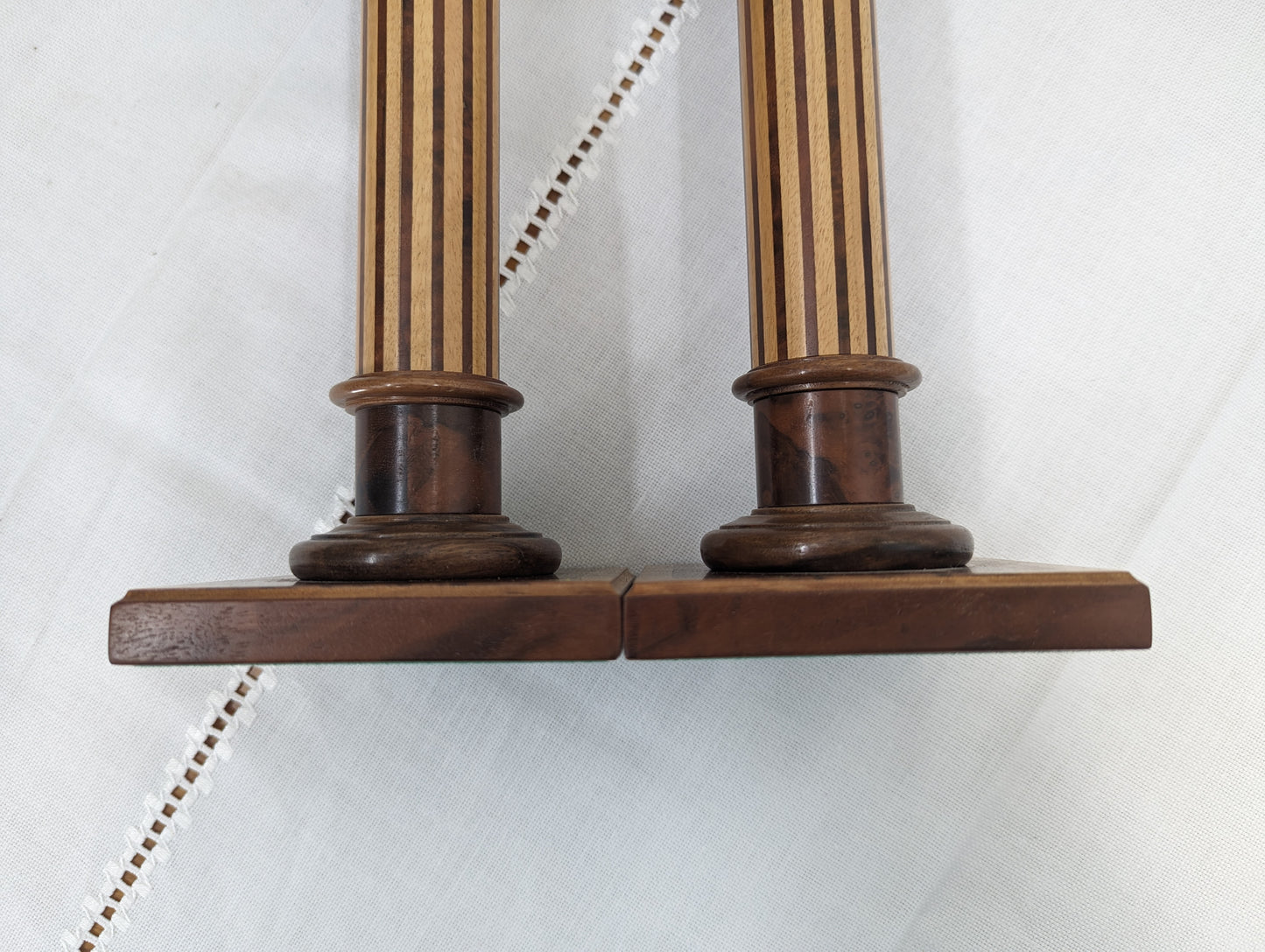 Zwei Kerzenhalter im Empire Stil, aus feinsten Intarsienarbeiten