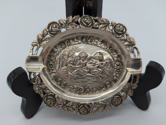 Versilberter Aschenbecher mit Puttenmotiven und reichem Dekor