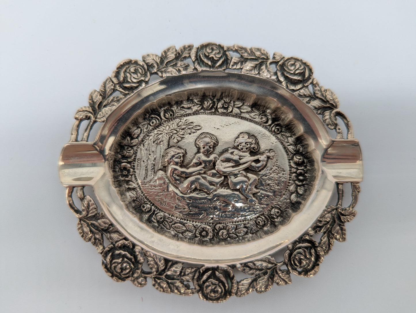 Versilberter Aschenbecher mit Puttenmotiven und reichem Dekor
