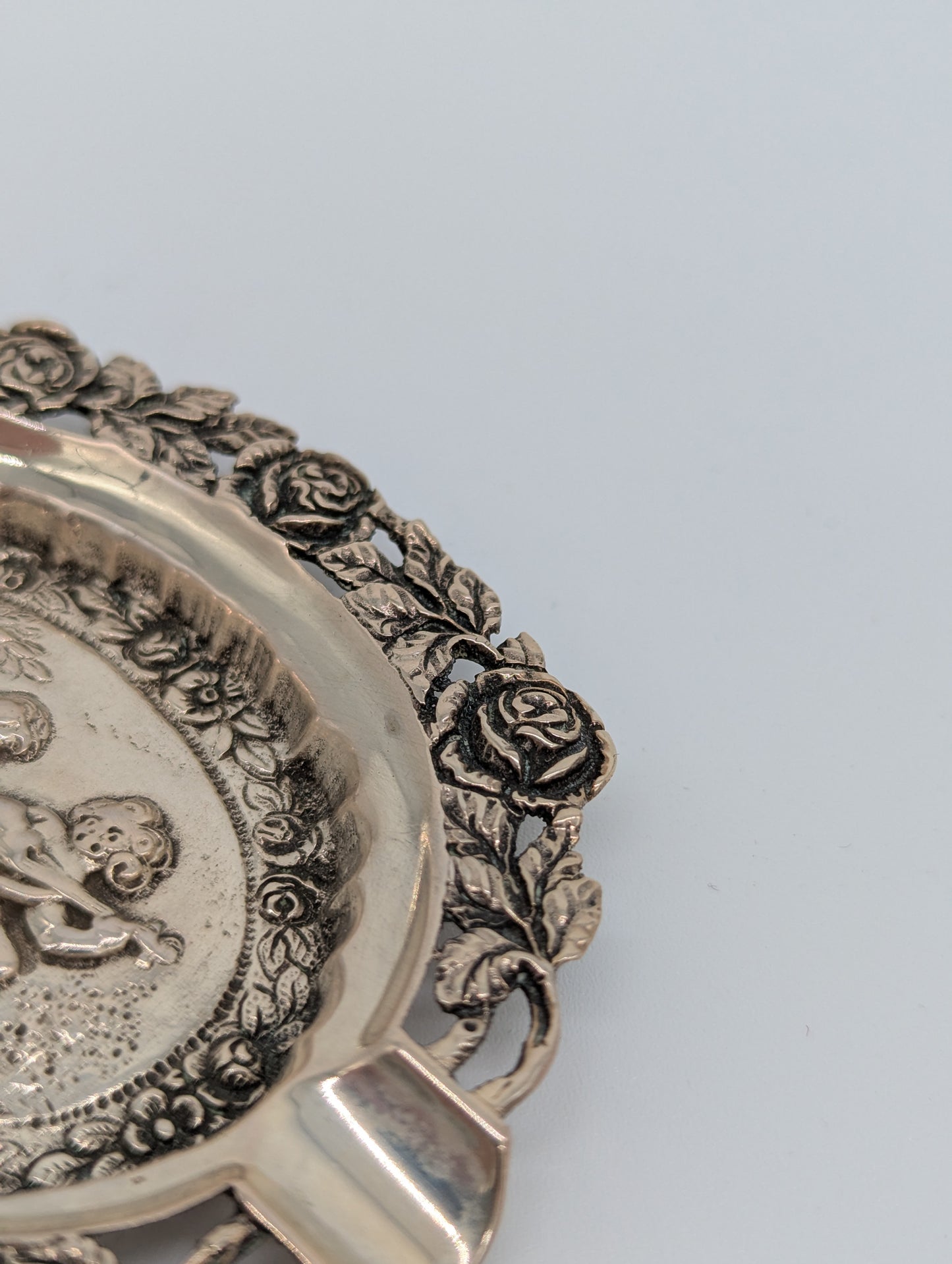 Versilberter Aschenbecher mit Puttenmotiven und reichem Dekor