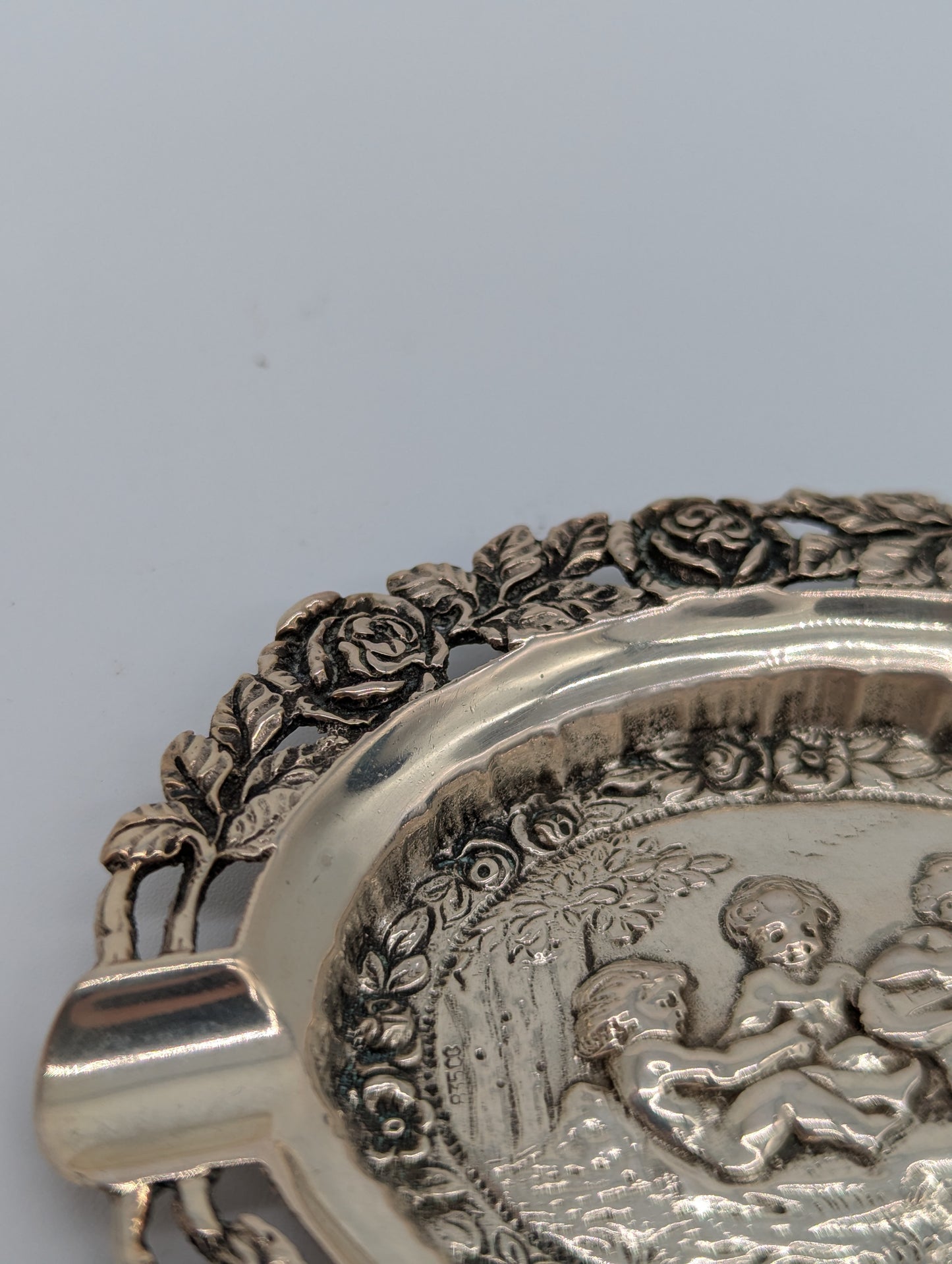 Versilberter Aschenbecher mit Puttenmotiven und reichem Dekor