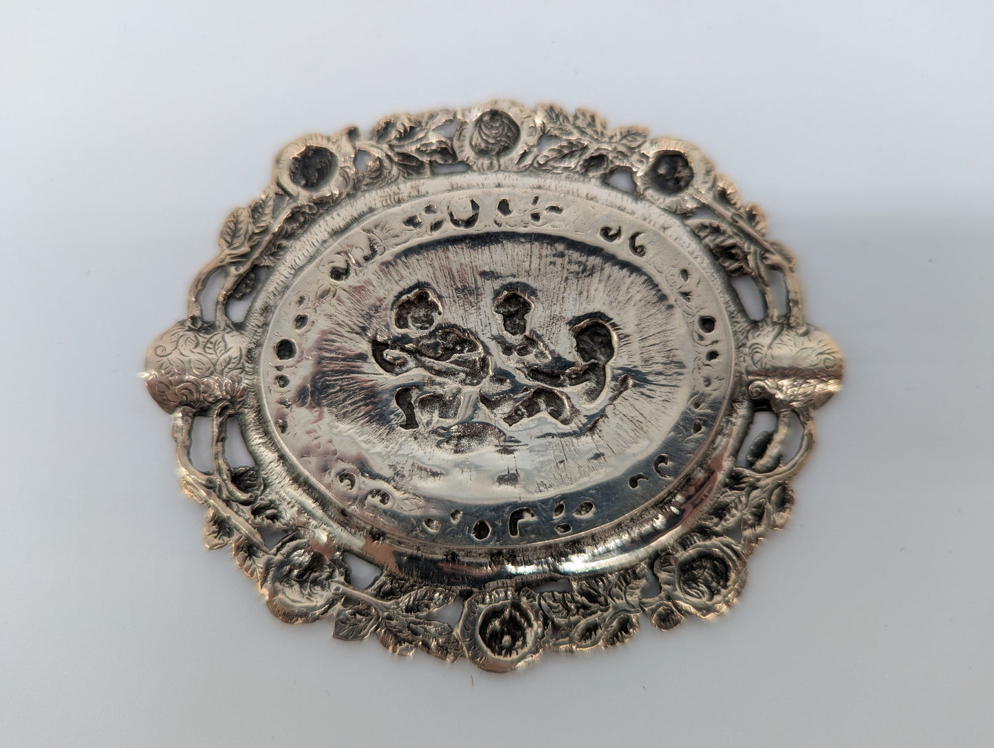 Versilberter Aschenbecher mit Puttenmotiven und reichem Dekor