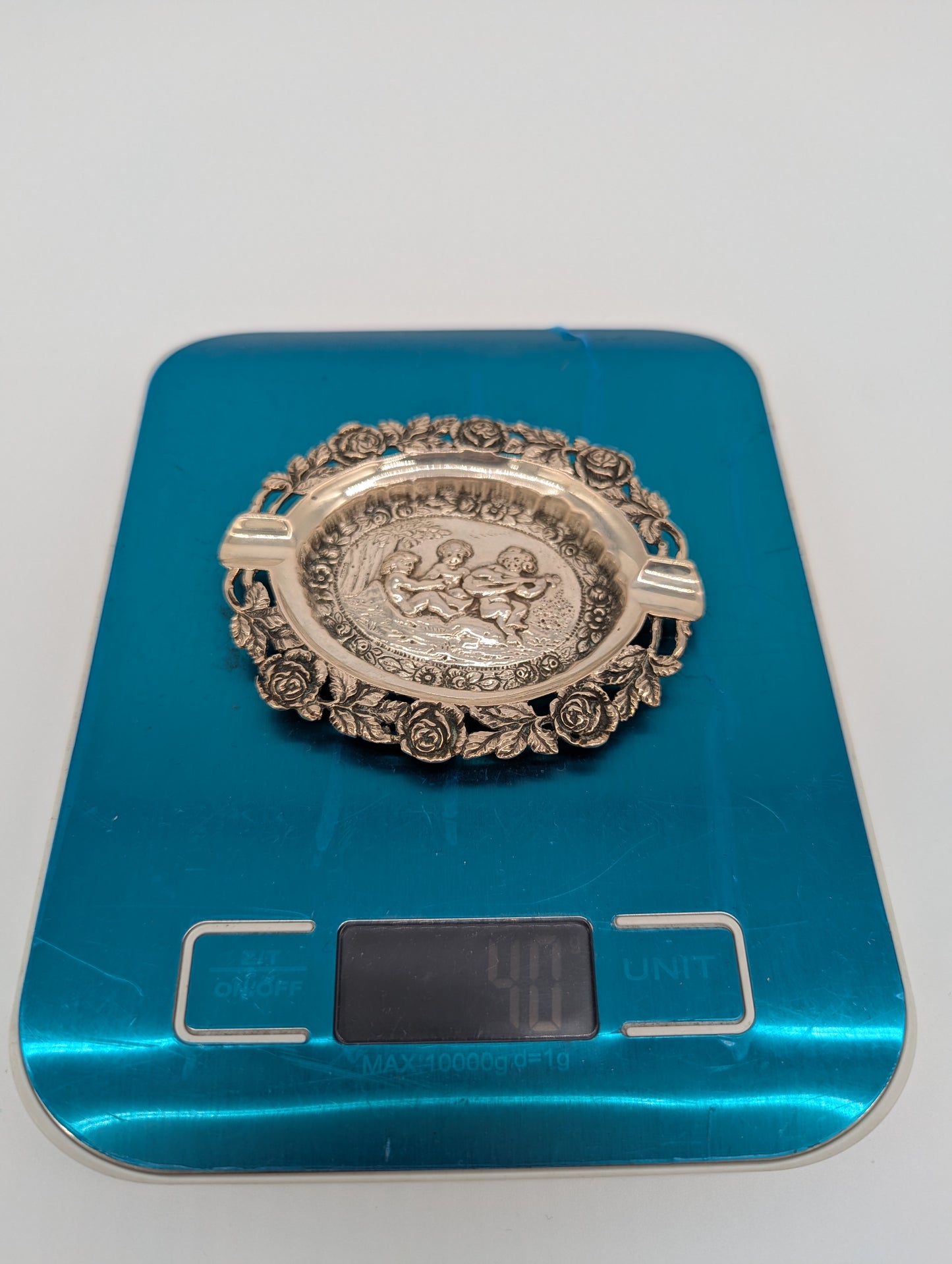 Versilberter Aschenbecher mit Puttenmotiven und reichem Dekor