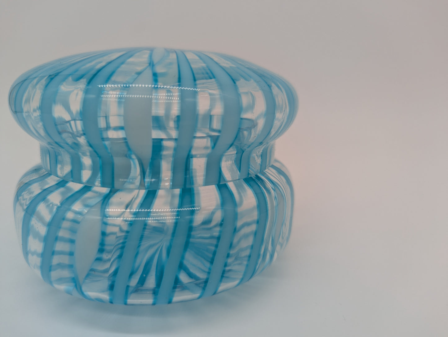 Glas Bonboniere Deckeldose in blau mit gestreiftem Design Süßigkeiten Dose