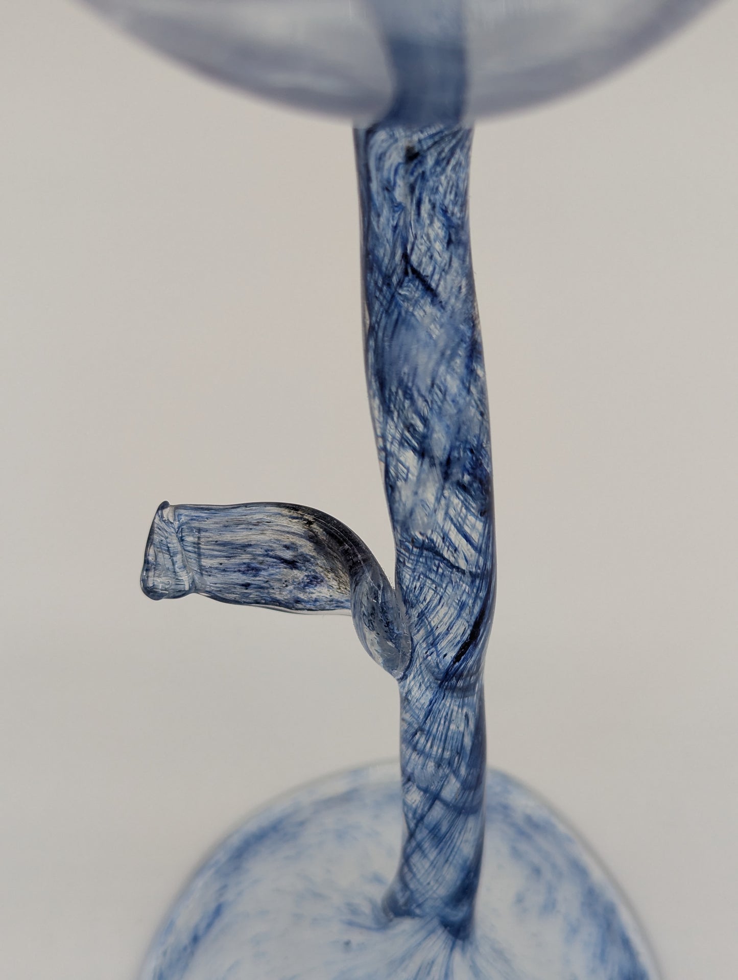 Signierte Glasvase Studioglas in Tulpenform Designglas Handarbeit Vintage