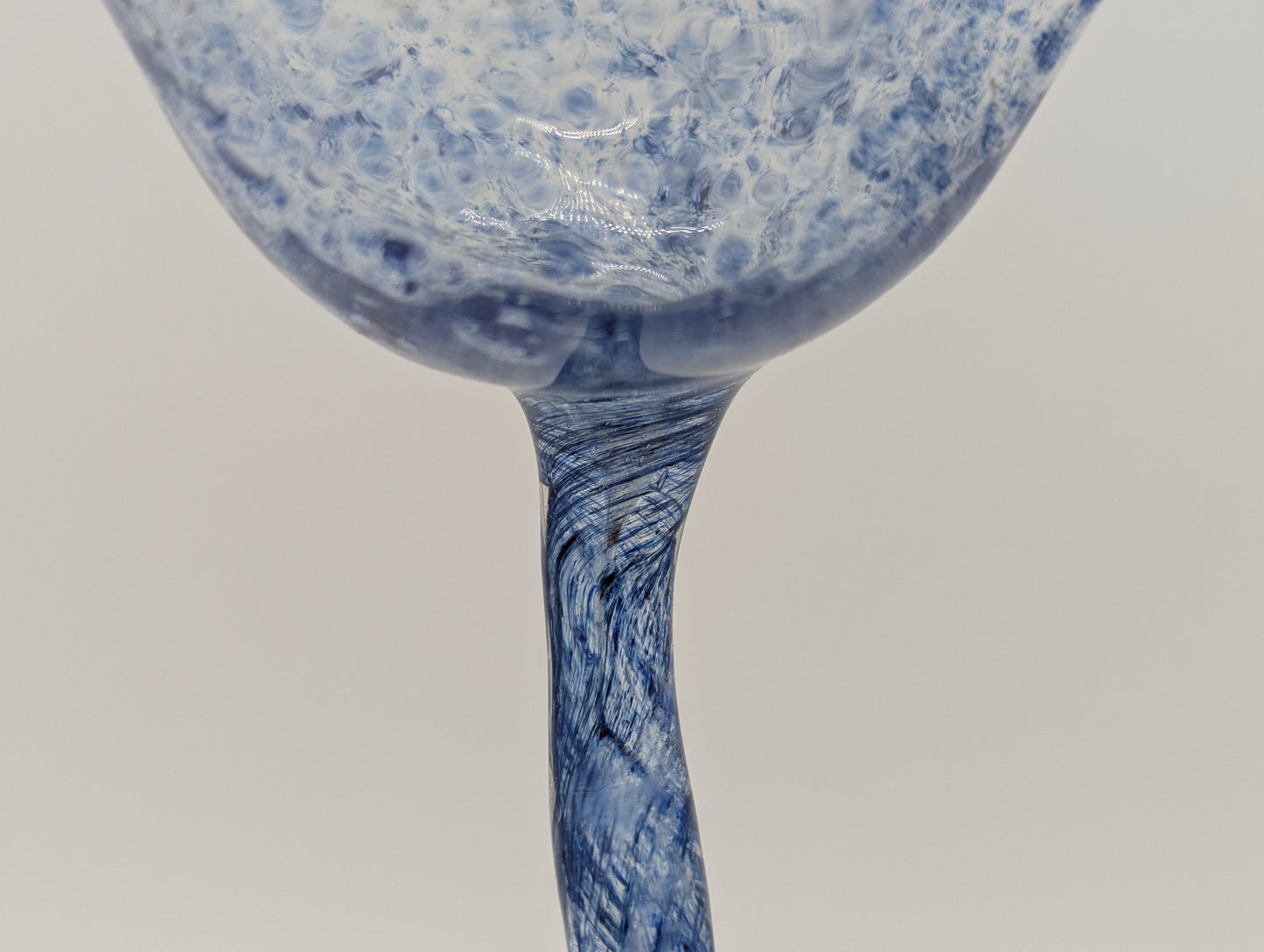 Signierte Glasvase Studioglas in Tulpenform Designglas Handarbeit Vintage