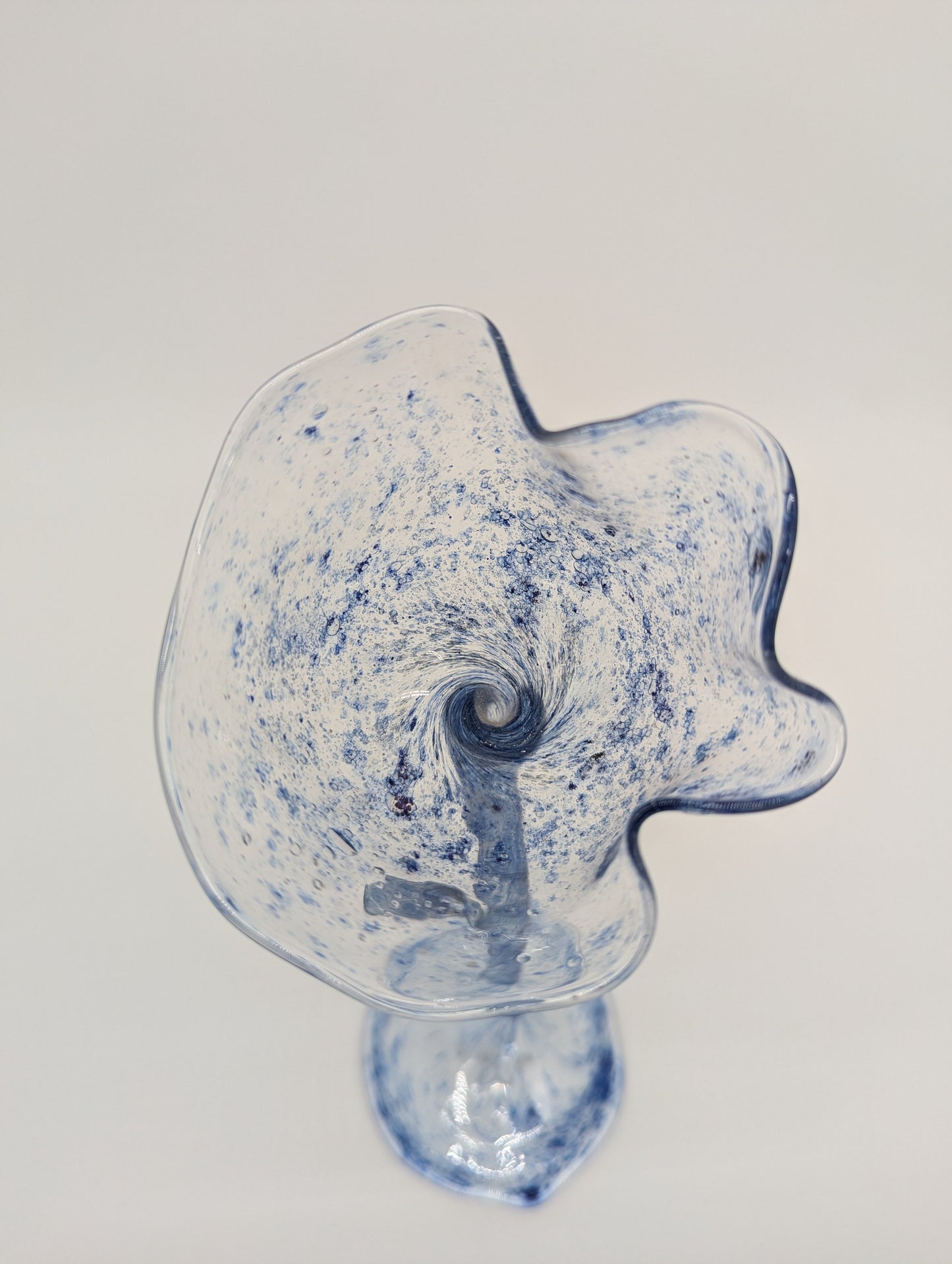 Signierte Glasvase Studioglas in Tulpenform Designglas Handarbeit Vintage