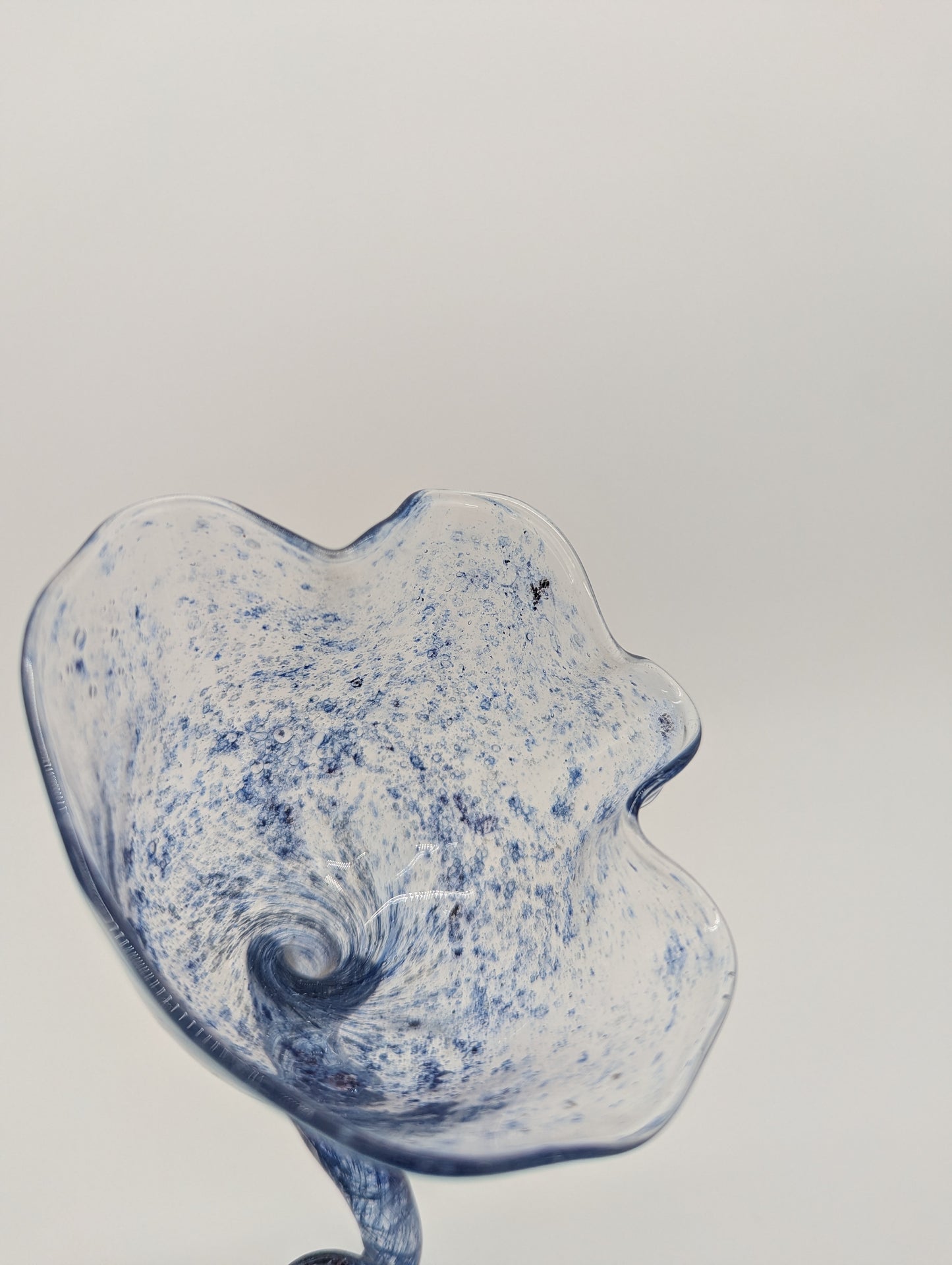 Signierte Glasvase Studioglas in Tulpenform Designglas Handarbeit Vintage