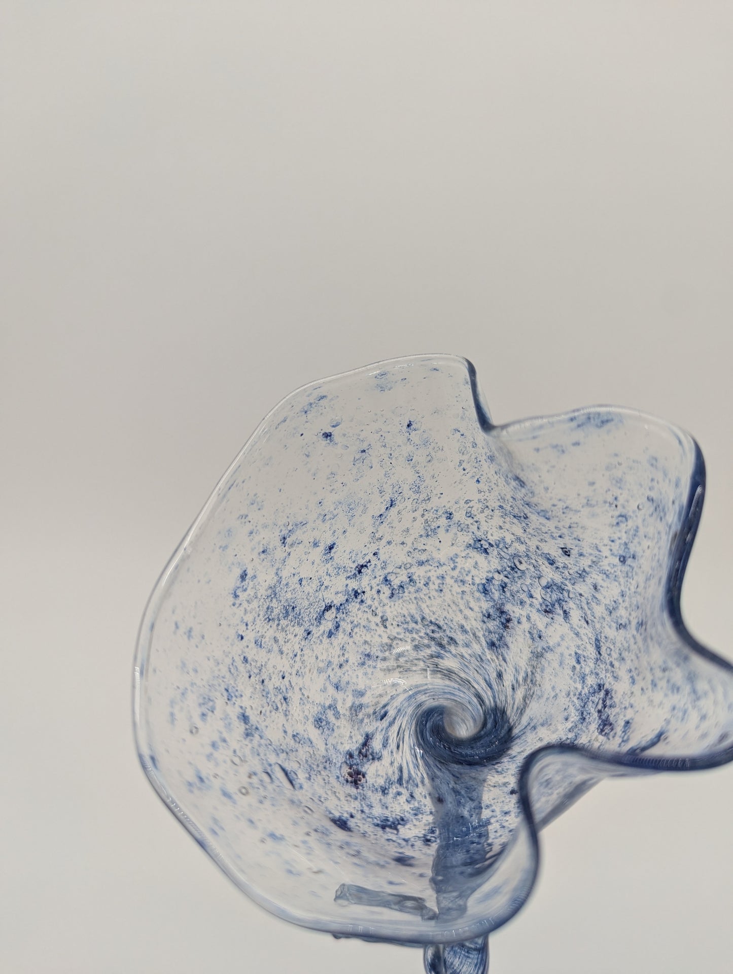 Signierte Glasvase Studioglas in Tulpenform Designglas Handarbeit Vintage