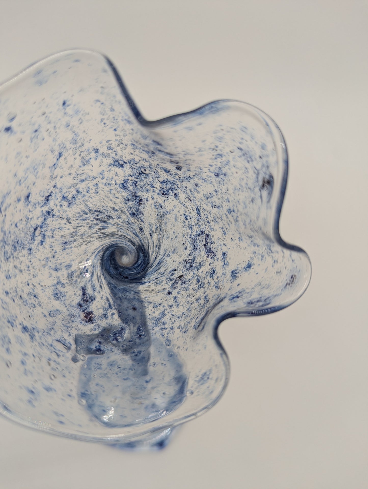 Signierte Glasvase Studioglas in Tulpenform Designglas Handarbeit Vintage