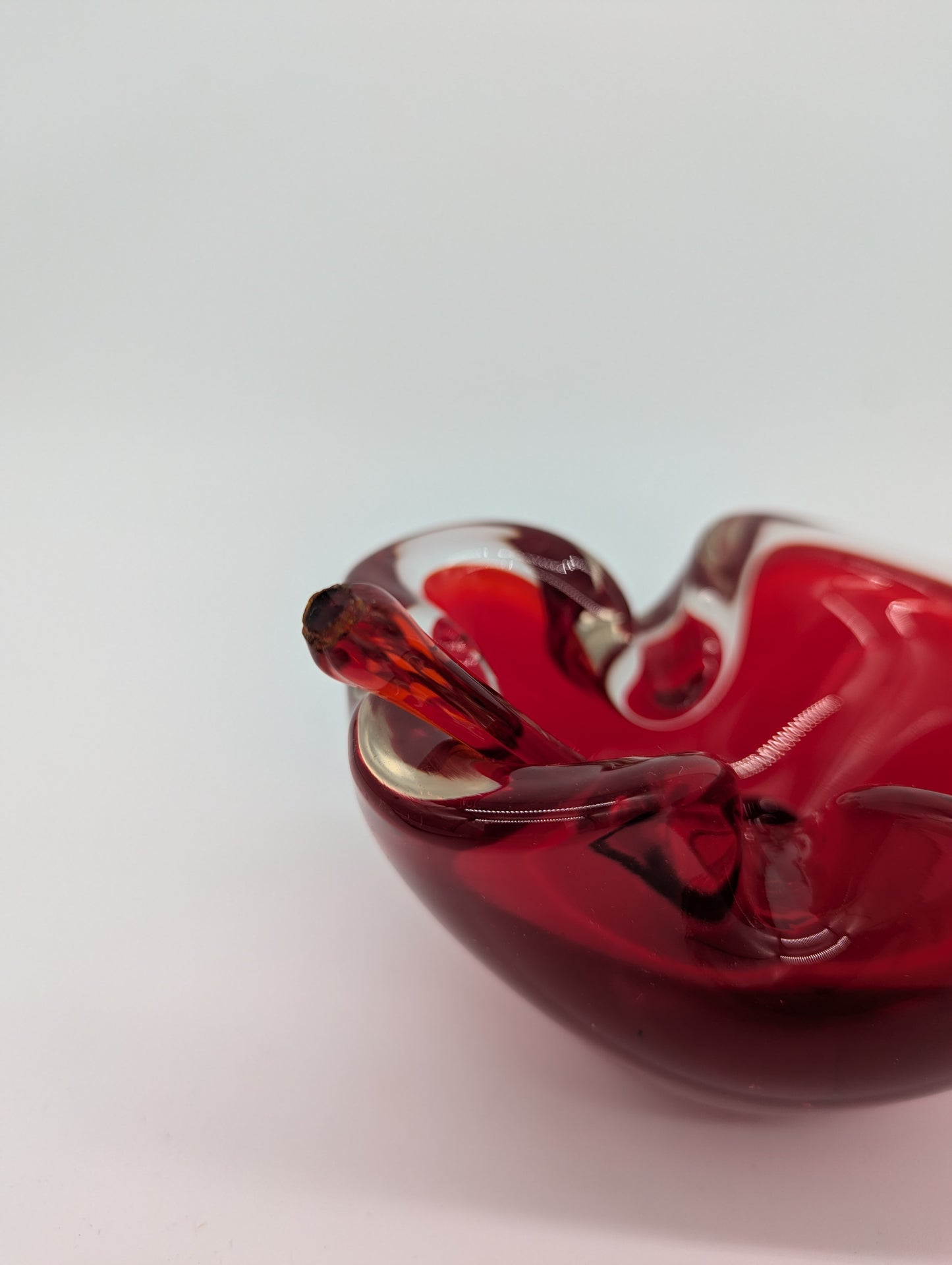 Murano Stil Glasschale Aschenbecher mit Glasstab mundgeblasen in Rot Vintage