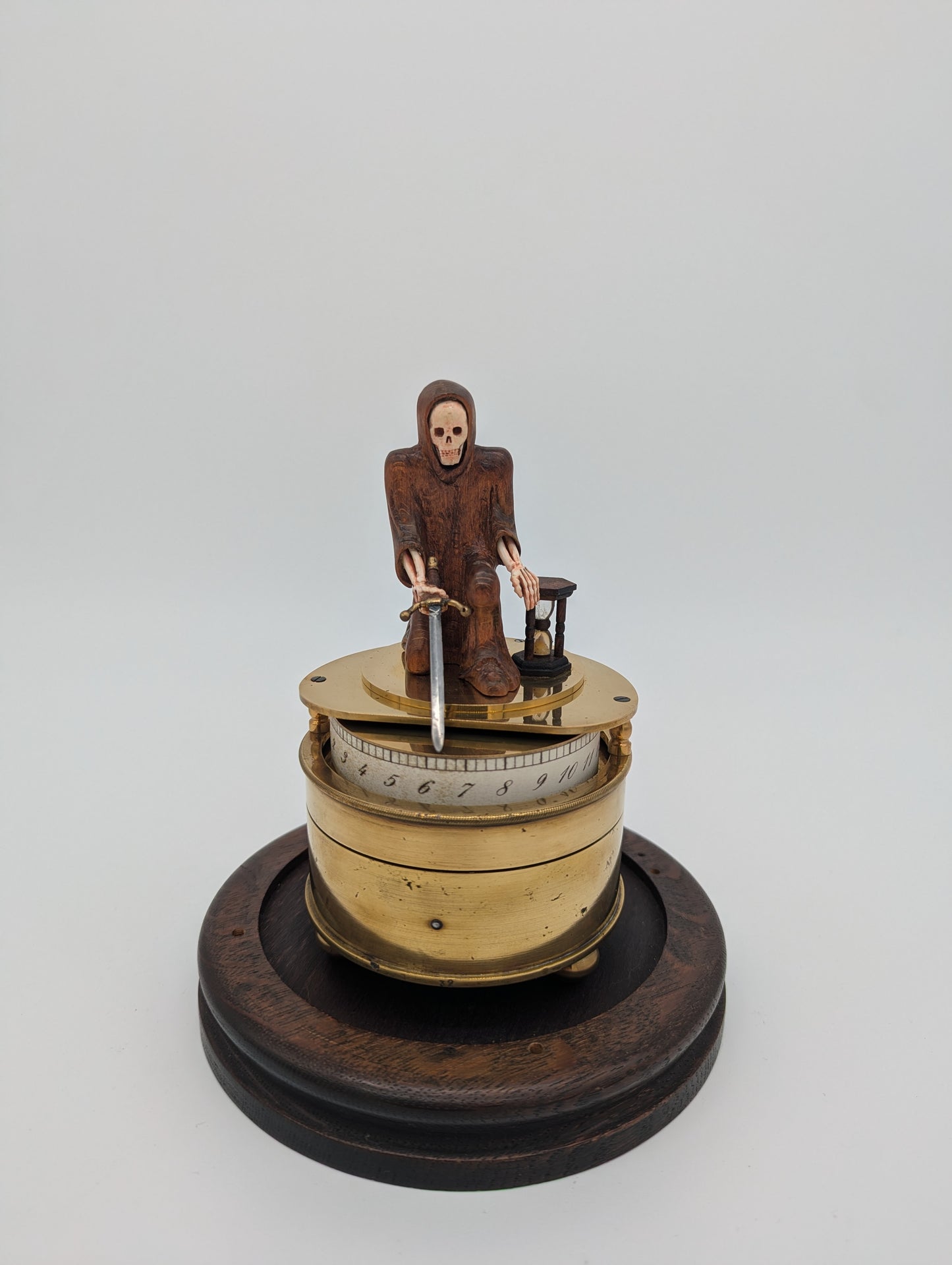 Memento Mori Tischuhr mit Glaskuppel Skelettfigur mit Schwert und Sanduhr
