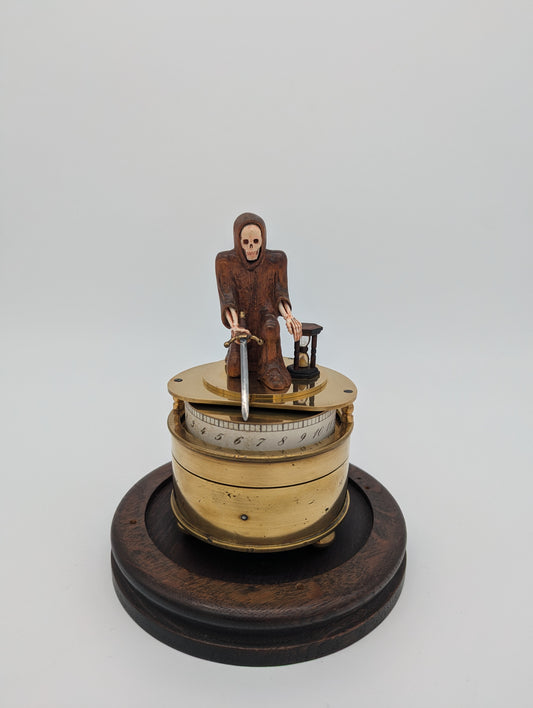 Memento Mori Tischuhr mit Glaskuppel Skelettfigur mit Schwert und Sanduhr