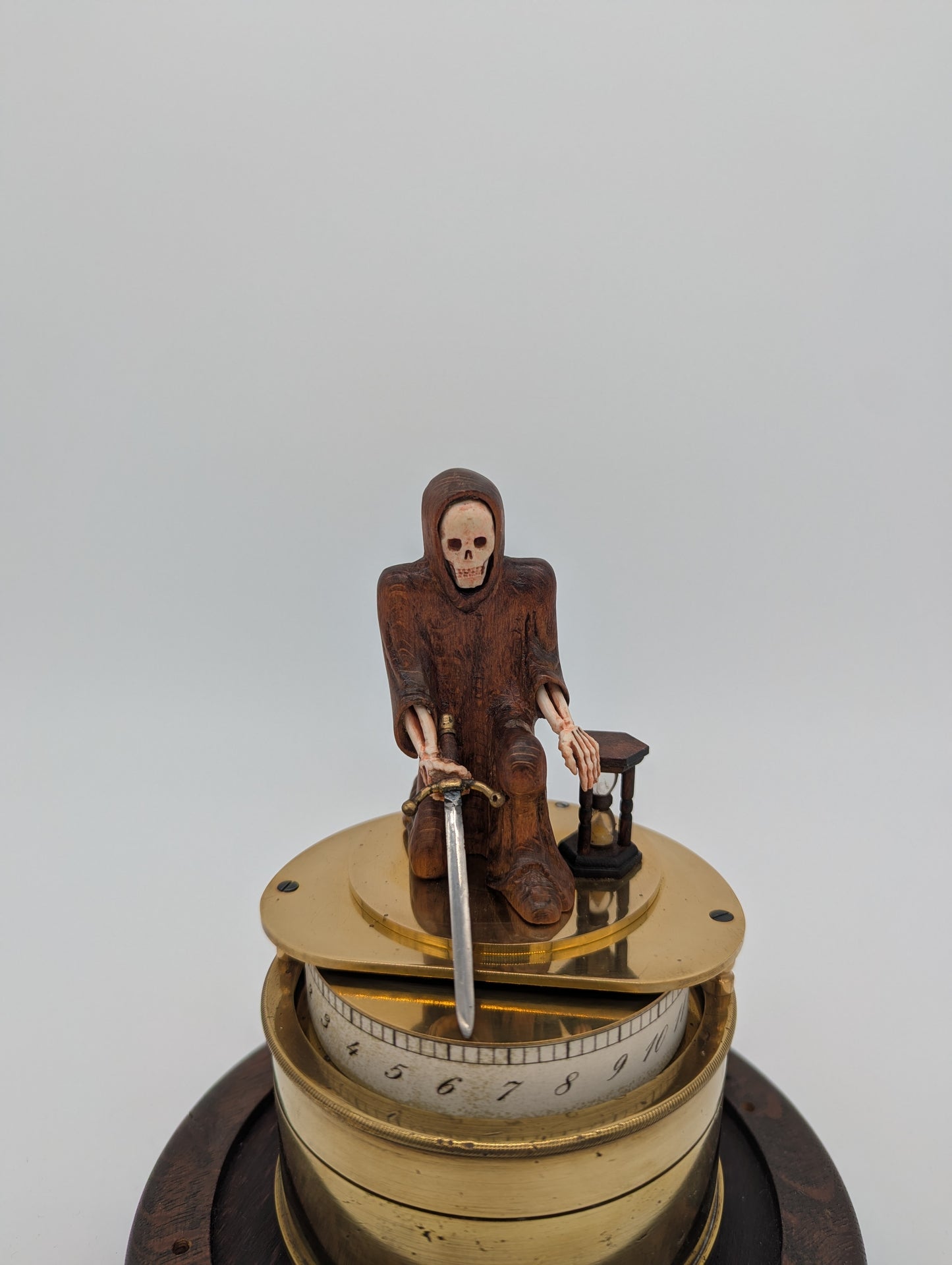 Memento Mori Tischuhr mit Glaskuppel Skelettfigur mit Schwert und Sanduhr