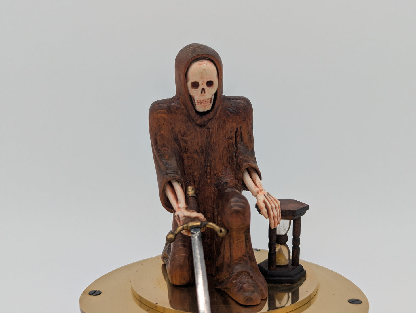 Memento Mori Tischuhr mit Glaskuppel Skelettfigur mit Schwert und Sanduhr