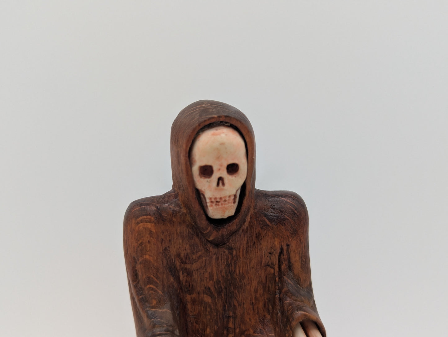 Memento Mori Tischuhr mit Glaskuppel Skelettfigur mit Schwert und Sanduhr