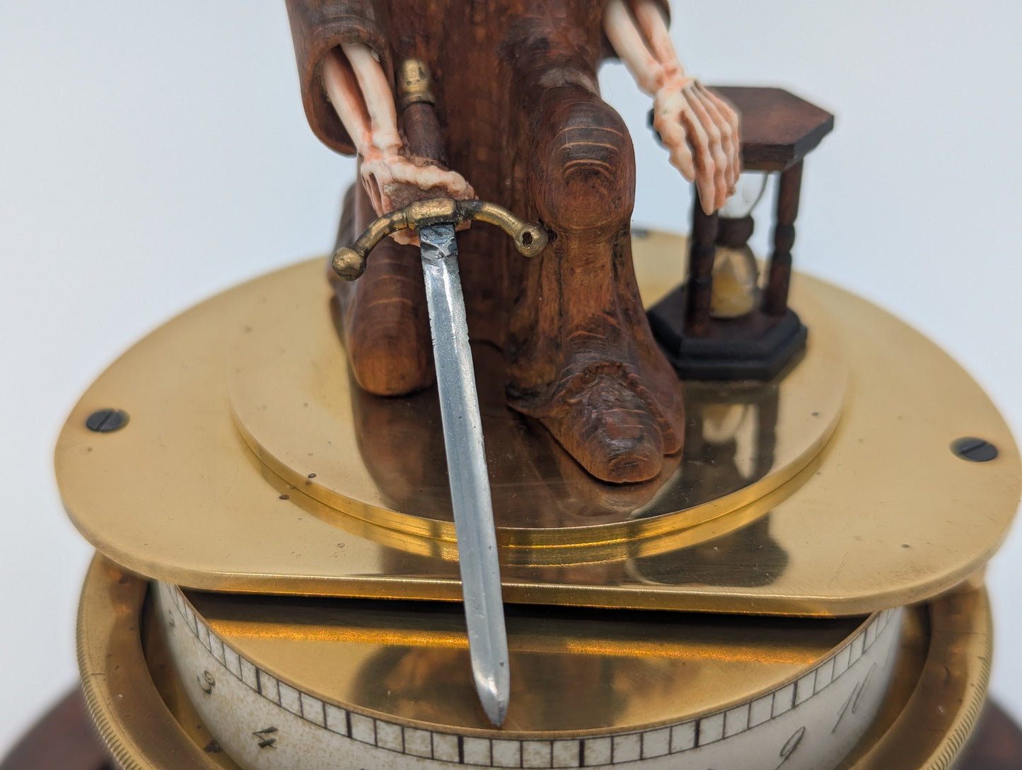 Memento Mori Tischuhr mit Glaskuppel Skelettfigur mit Schwert und Sanduhr