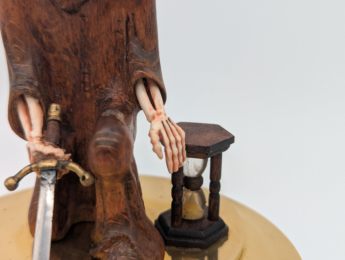 Memento Mori Tischuhr mit Glaskuppel Skelettfigur mit Schwert und Sanduhr