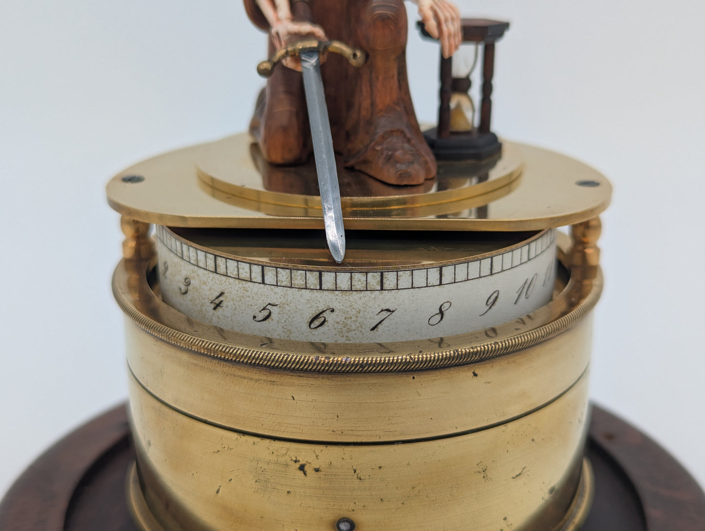 Memento Mori Tischuhr mit Glaskuppel Skelettfigur mit Schwert und Sanduhr