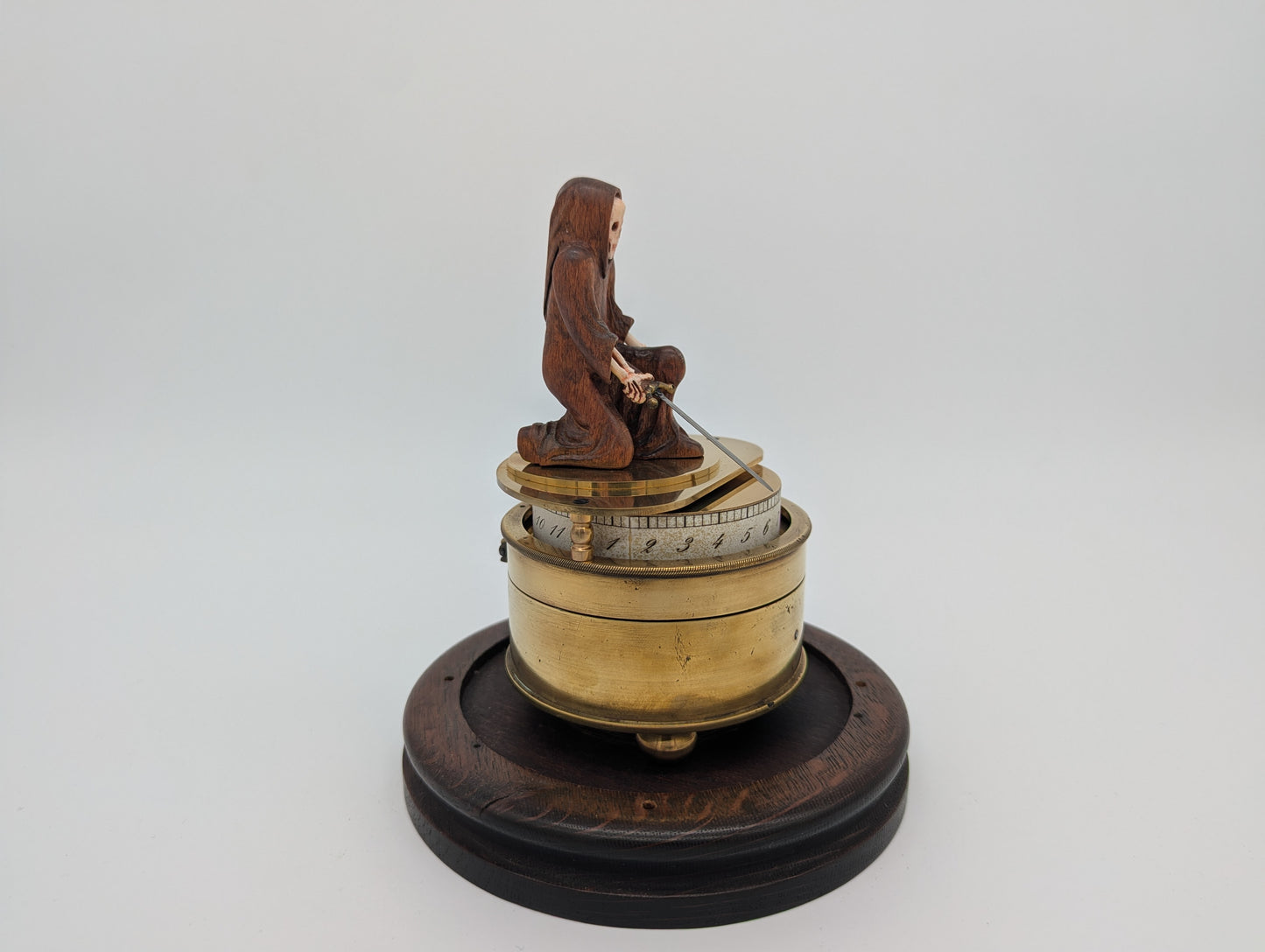 Memento Mori Tischuhr mit Glaskuppel Skelettfigur mit Schwert und Sanduhr