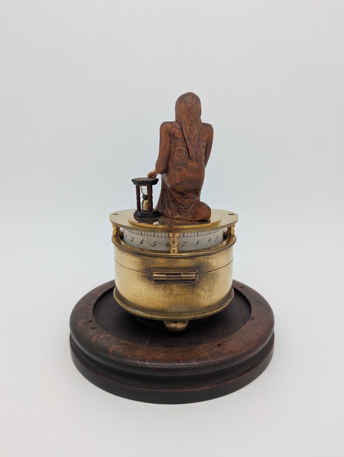 Memento Mori Tischuhr mit Glaskuppel Skelettfigur mit Schwert und Sanduhr