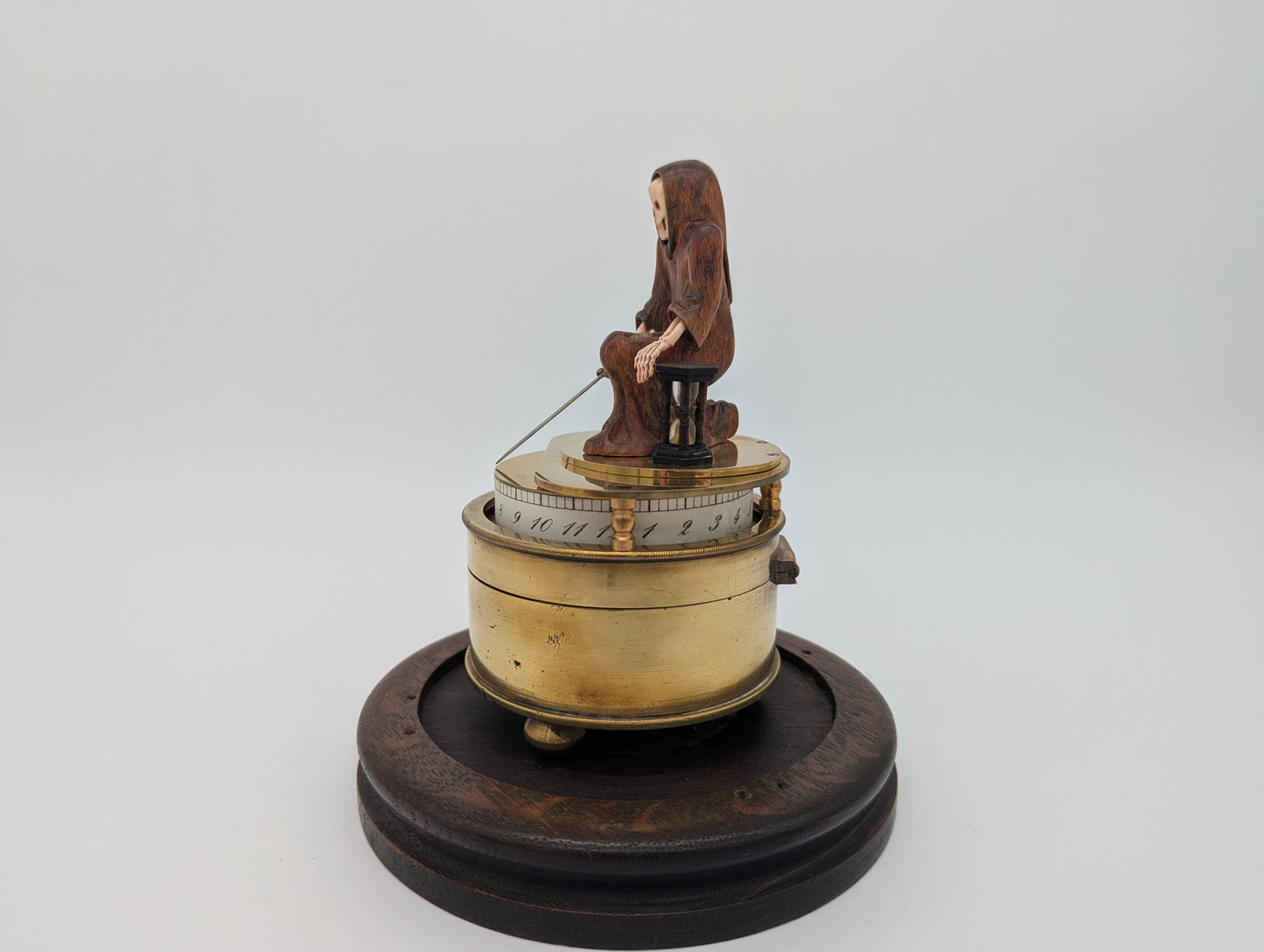 Memento Mori Tischuhr mit Glaskuppel Skelettfigur mit Schwert und Sanduhr