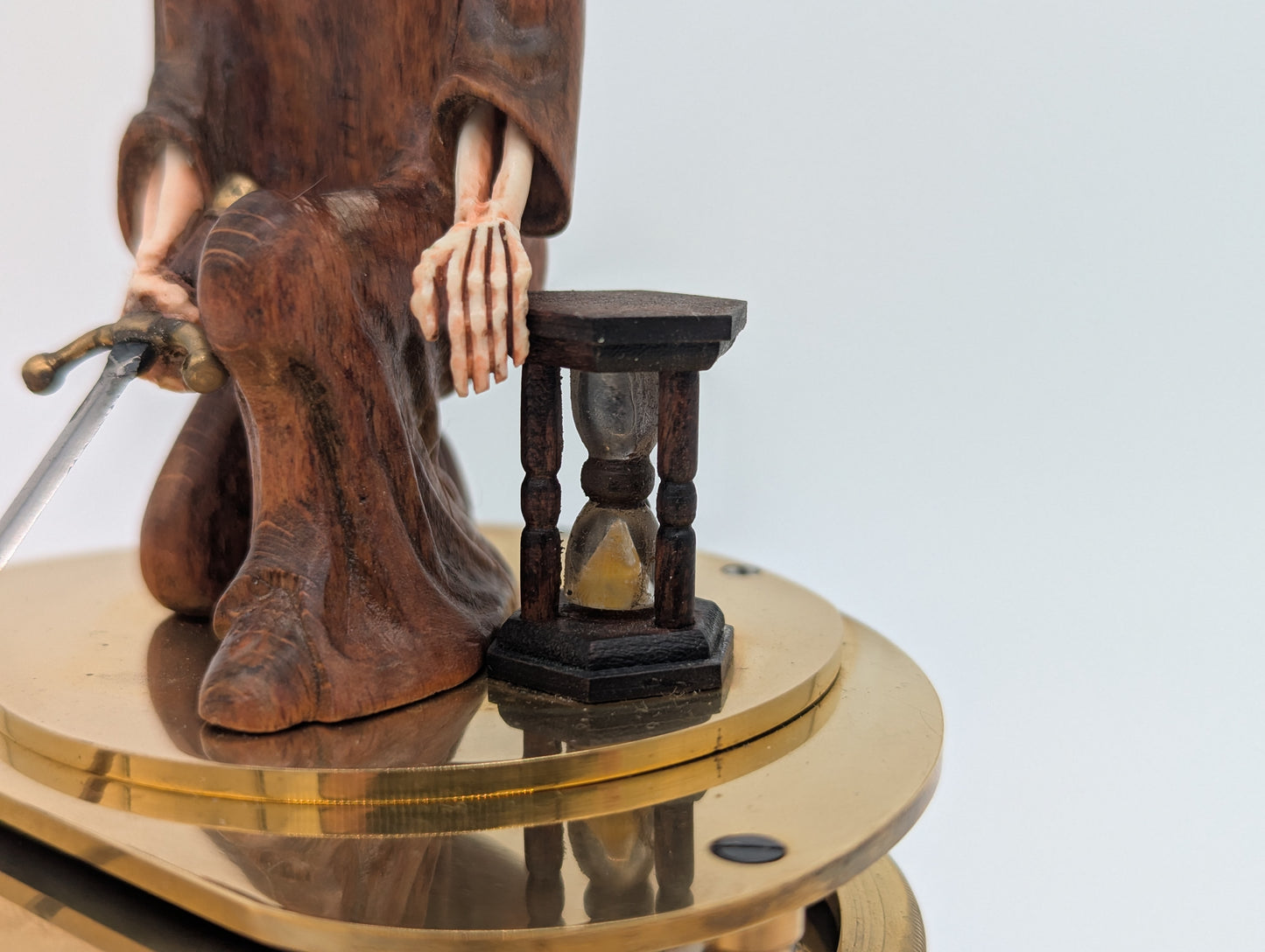 Memento Mori Tischuhr mit Glaskuppel Skelettfigur mit Schwert und Sanduhr