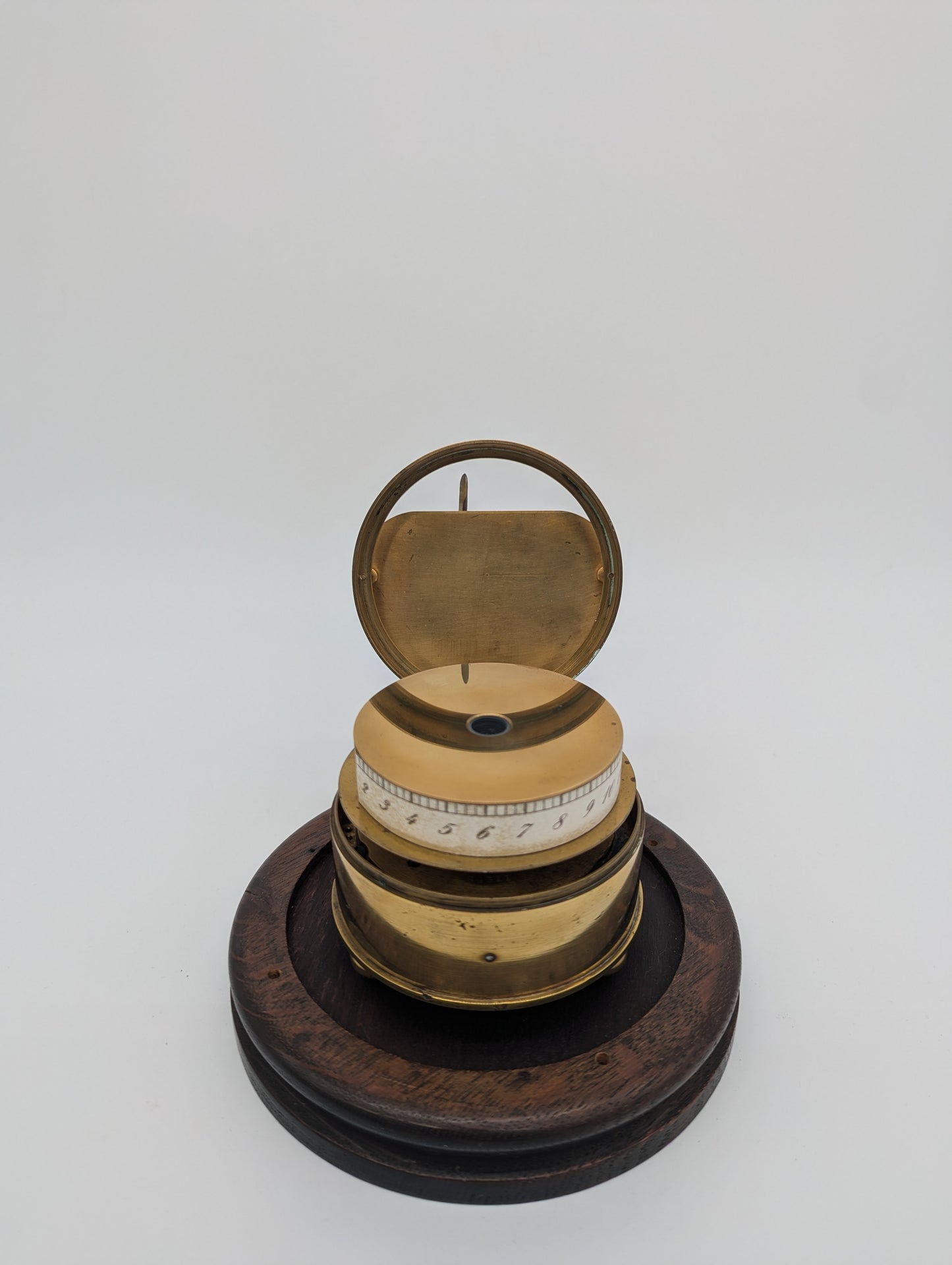 Memento Mori Tischuhr mit Glaskuppel Skelettfigur mit Schwert und Sanduhr