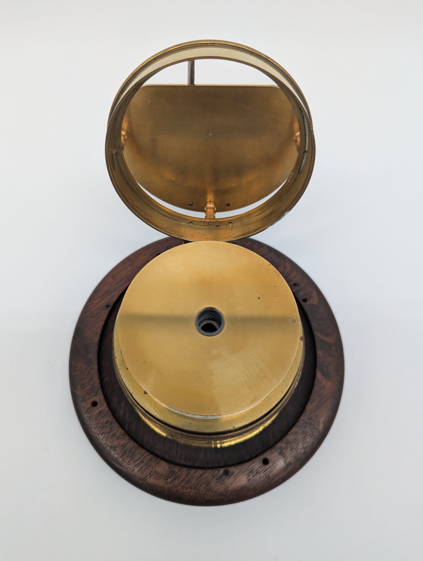 Memento Mori Tischuhr mit Glaskuppel Skelettfigur mit Schwert und Sanduhr