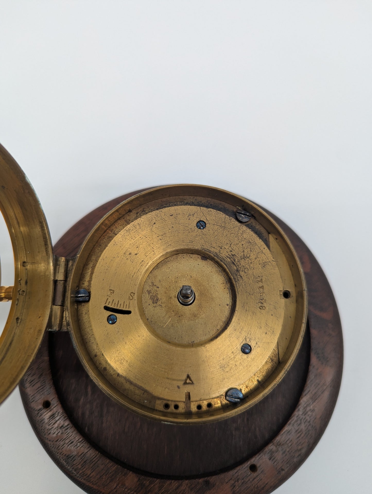 Memento Mori Tischuhr mit Glaskuppel Skelettfigur mit Schwert und Sanduhr