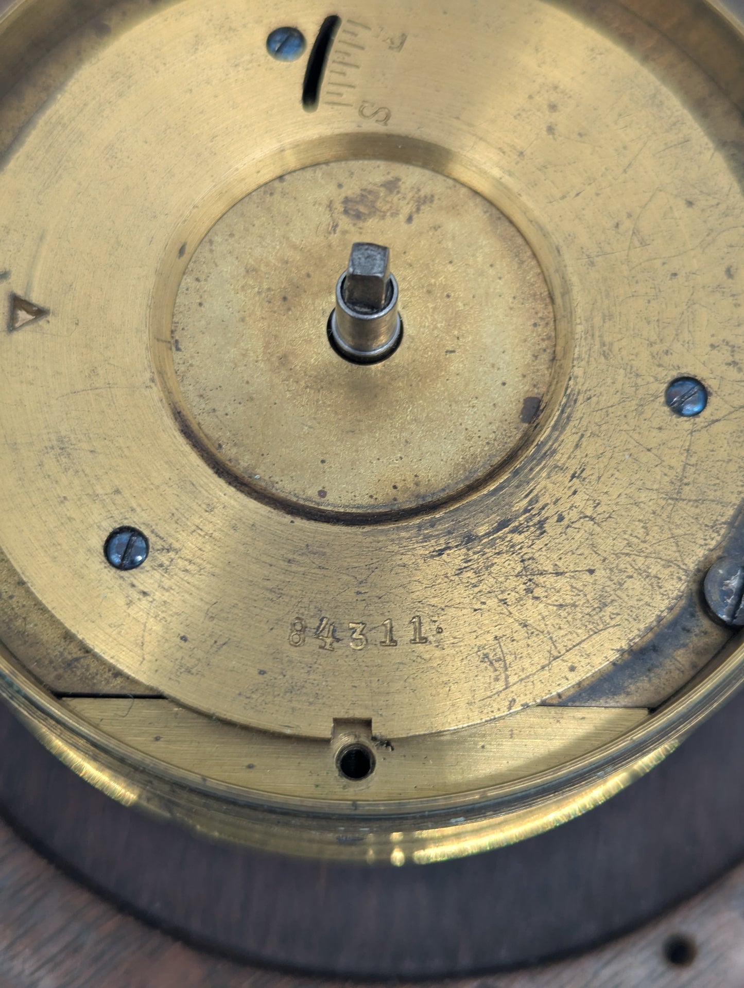 Memento Mori Tischuhr mit Glaskuppel Skelettfigur mit Schwert und Sanduhr