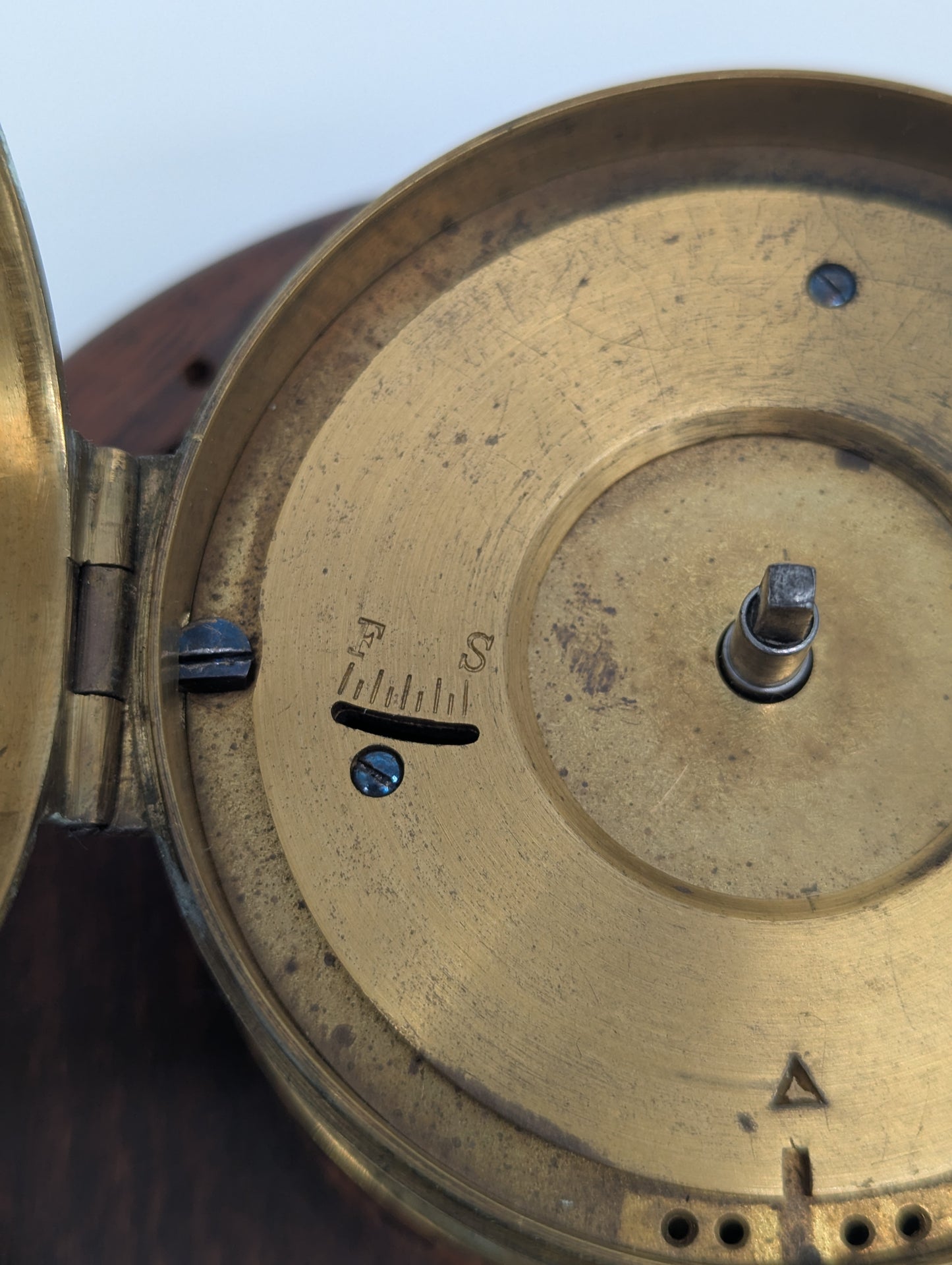 Memento Mori Tischuhr mit Glaskuppel Skelettfigur mit Schwert und Sanduhr