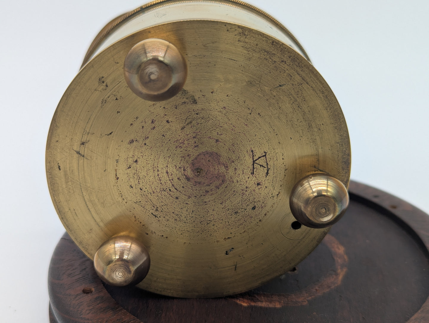 Memento Mori Tischuhr mit Glaskuppel Skelettfigur mit Schwert und Sanduhr