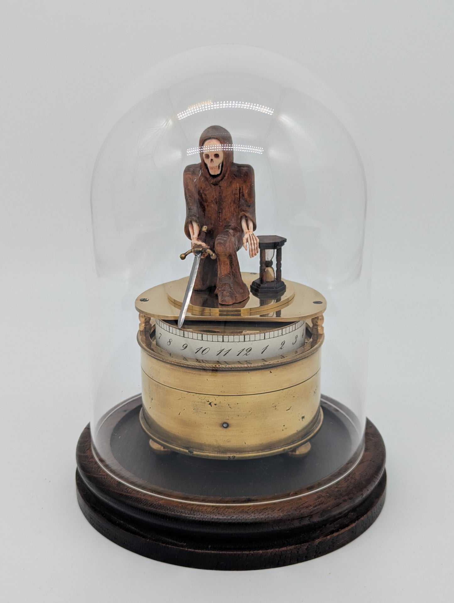 Memento Mori Tischuhr mit Glaskuppel Skelettfigur mit Schwert und Sanduhr