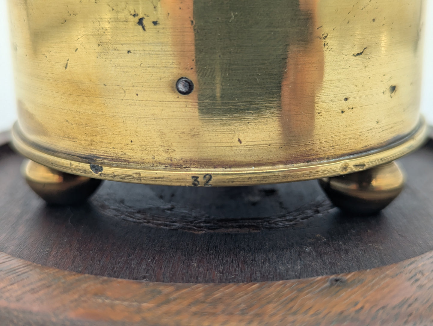 Memento Mori Tischuhr mit Glaskuppel Skelettfigur mit Schwert und Sanduhr