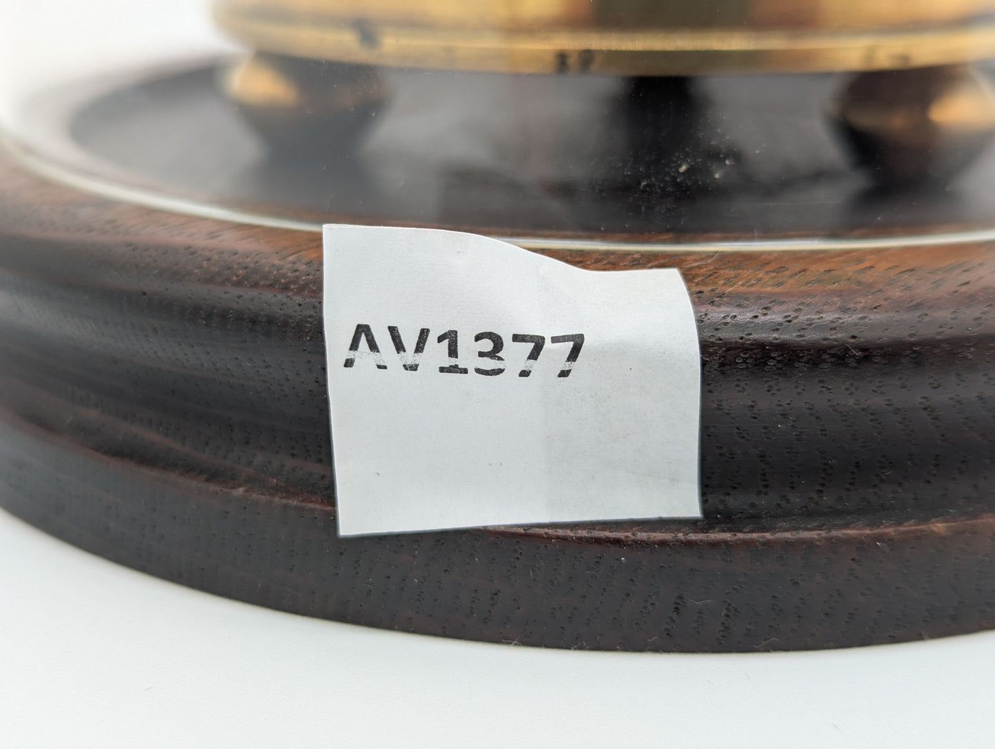 Memento Mori Tischuhr mit Glaskuppel Skelettfigur mit Schwert und Sanduhr