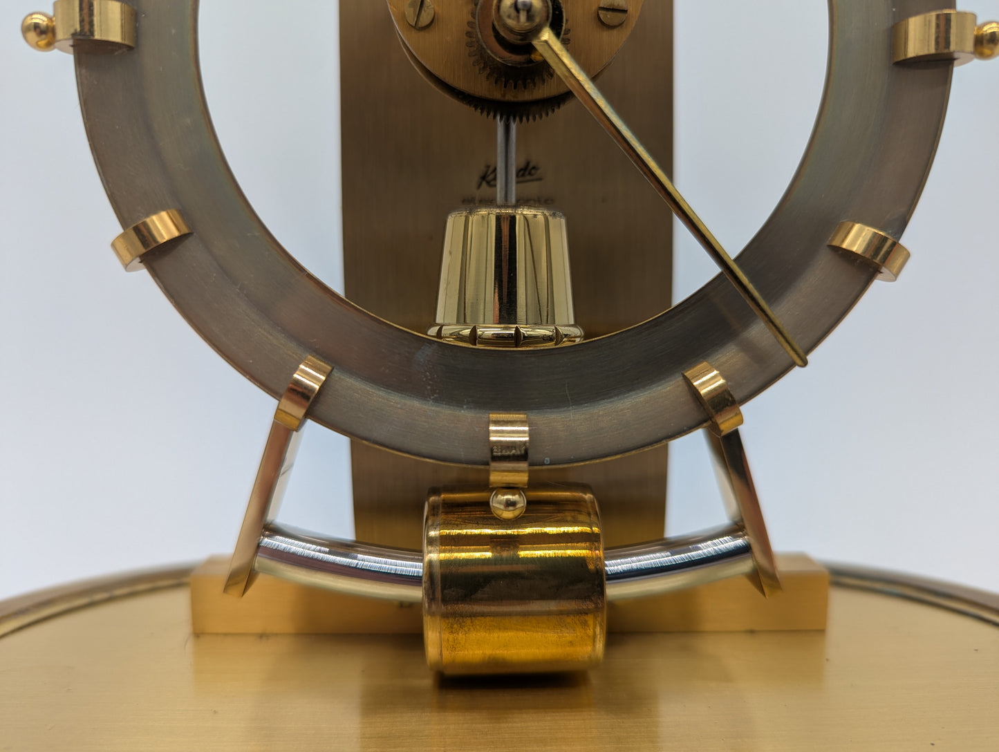 Magnetpendel Uhr Tischuhr aus Messing von Kundo Quarzwerk Mid Century