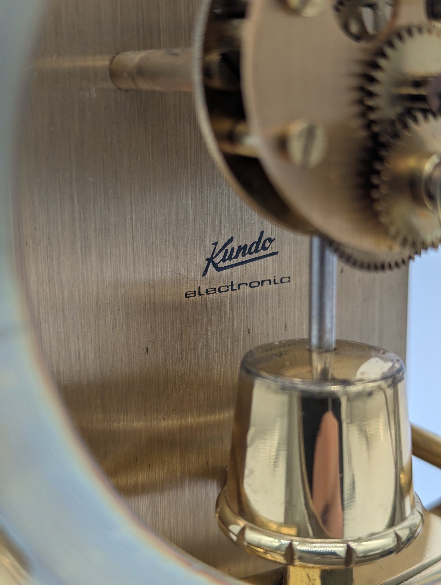 Magnetpendel Uhr Tischuhr aus Messing von Kundo Quarzwerk Mid Century