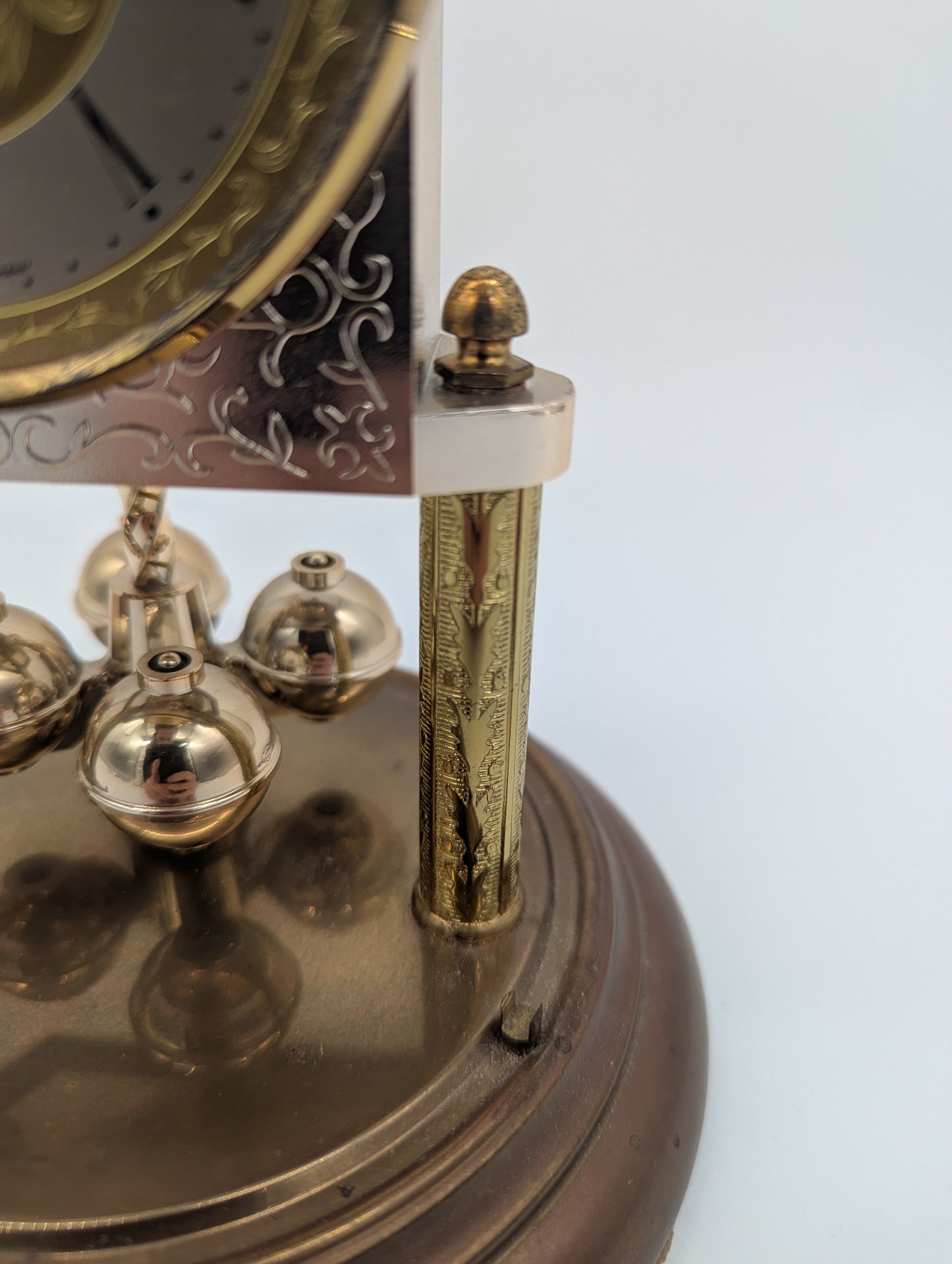 Hermle Tischuhr Kaminuhr mit Drehpendel und Glasdom Quarz Vintage