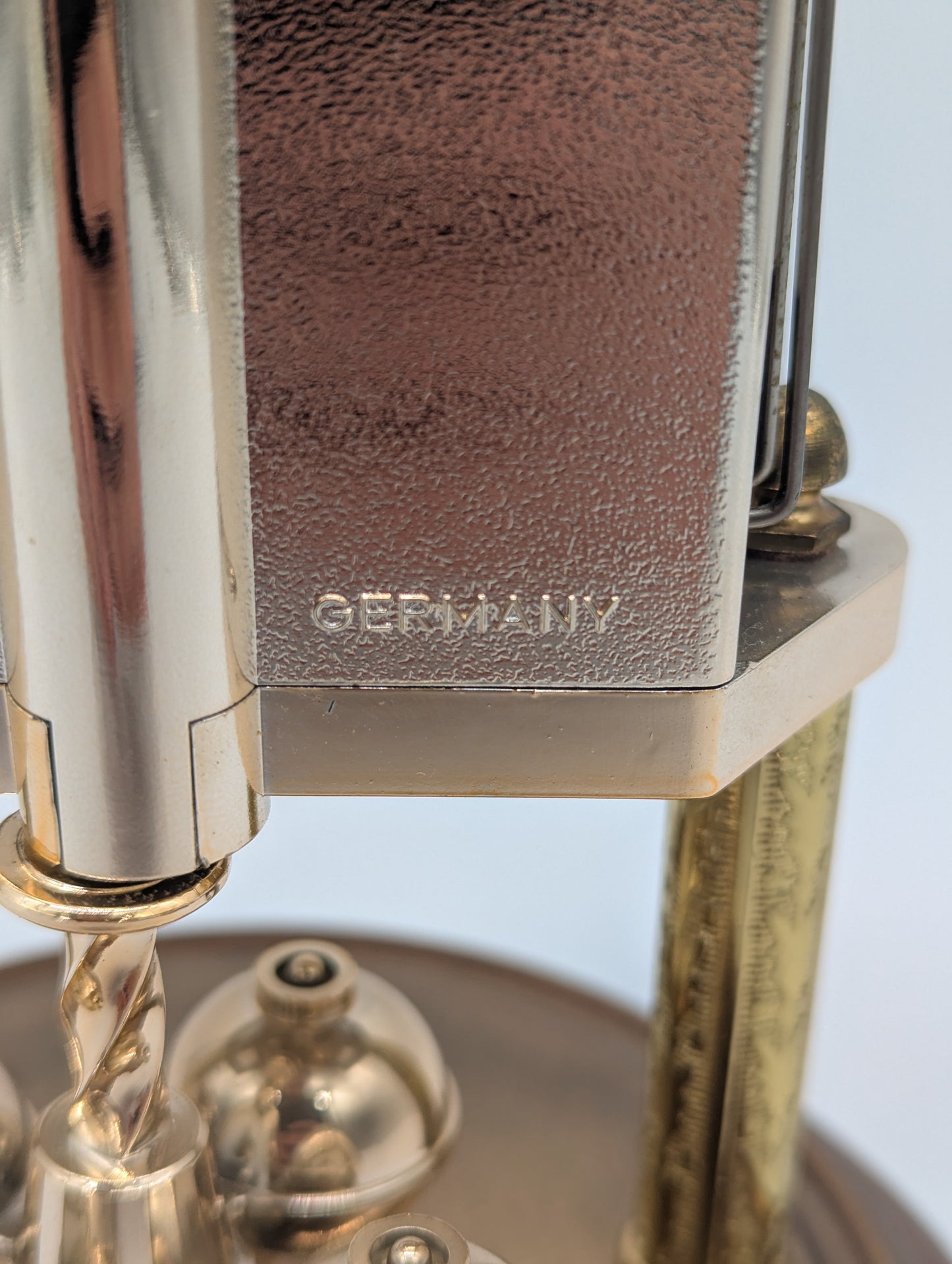 Hermle Tischuhr Kaminuhr mit Drehpendel und Glasdom Quarz Vintage