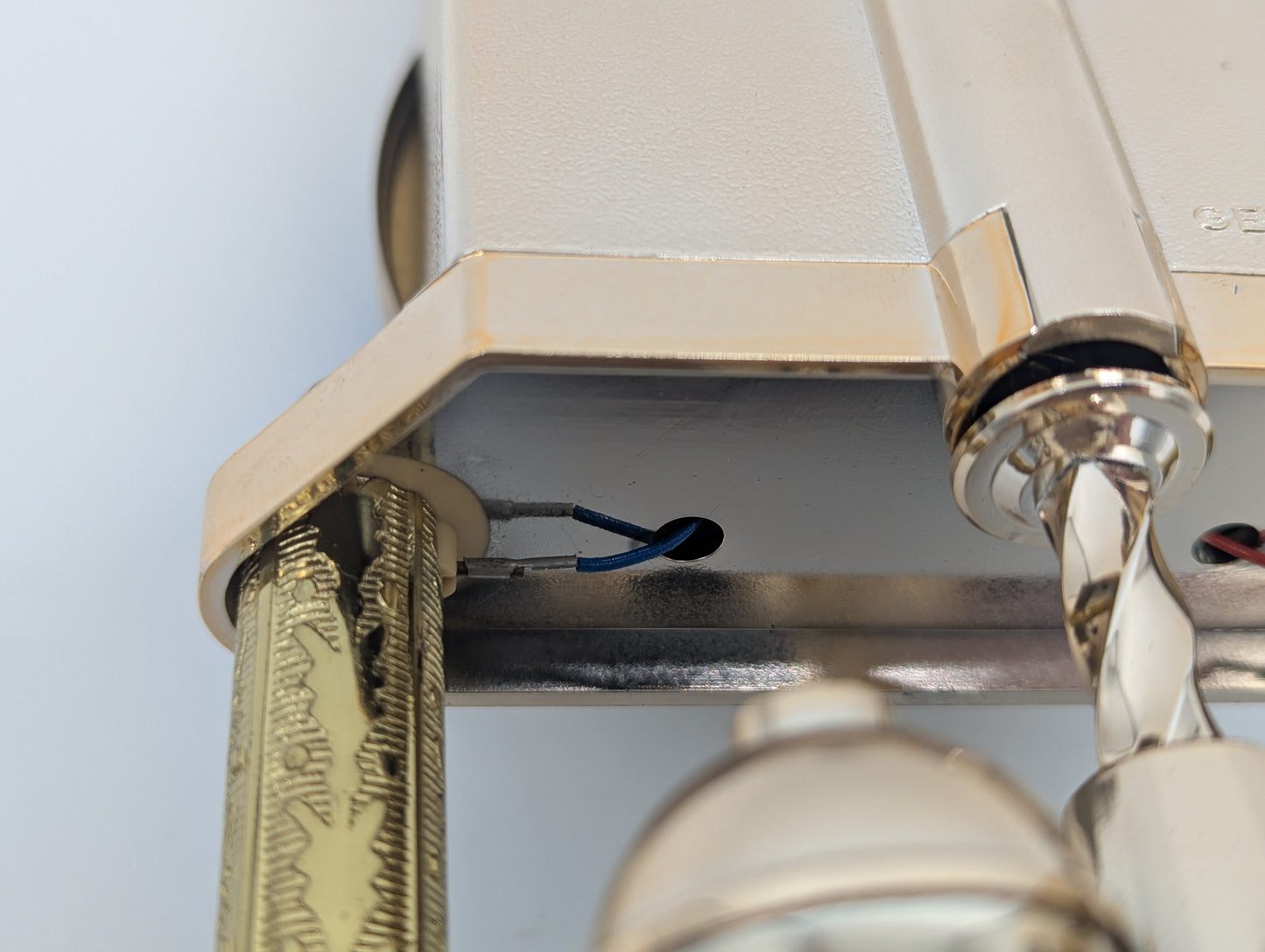 Hermle Tischuhr Kaminuhr mit Drehpendel und Glasdom Quarz Vintage