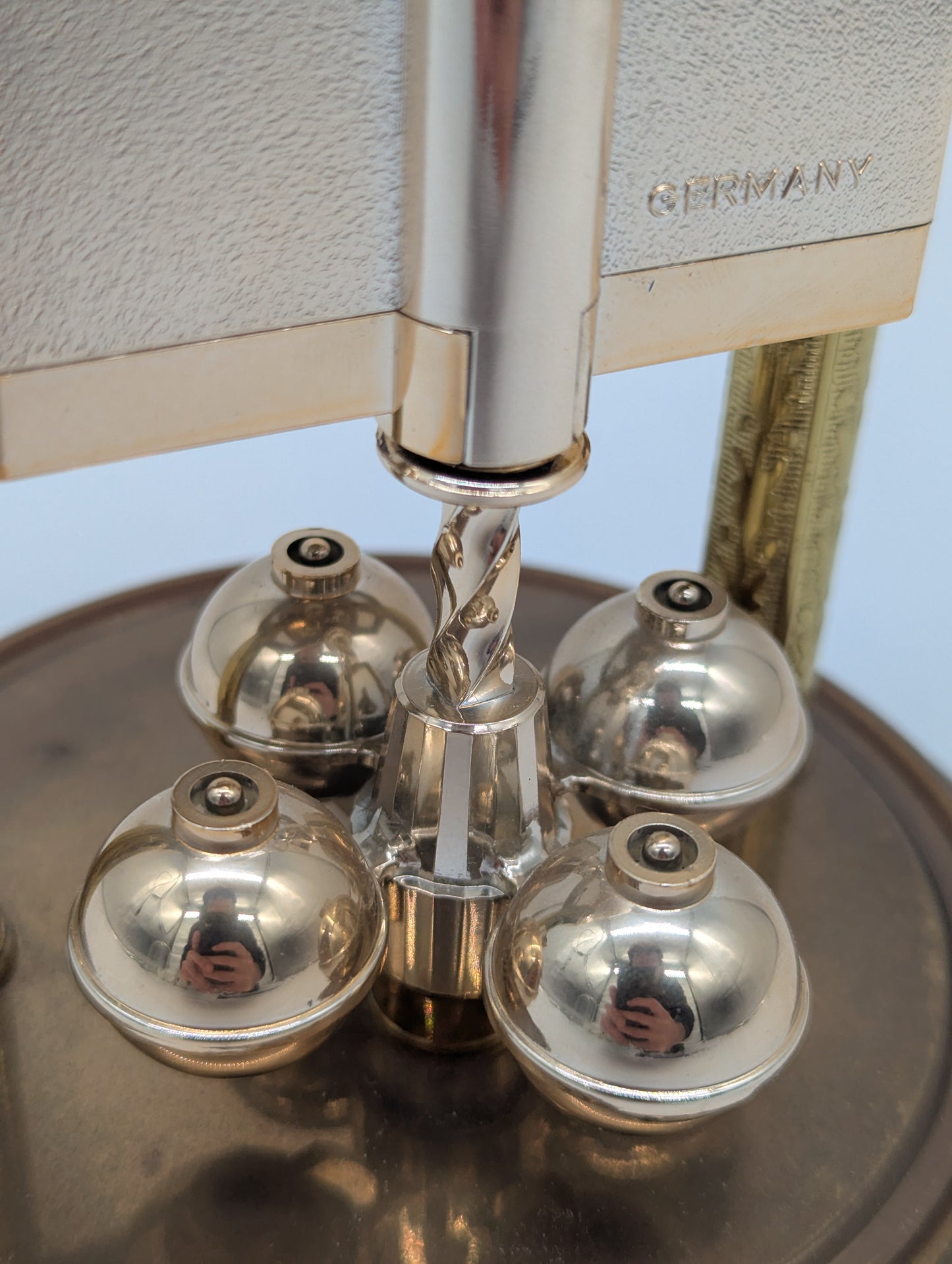 Hermle Tischuhr Kaminuhr mit Drehpendel und Glasdom Quarz Vintage