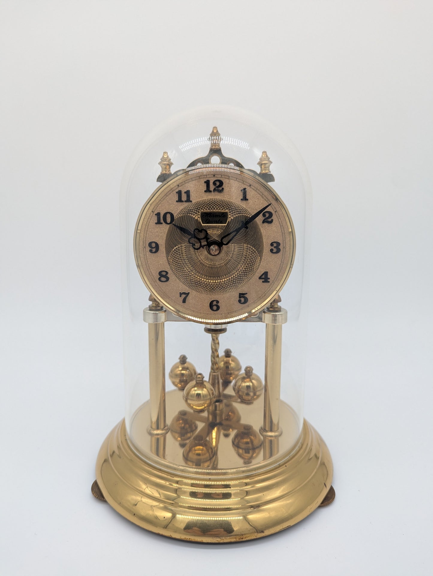 Hermle Kaminuhr Tischuhr mit Drehpendel und Glasdom Quarz Vintage