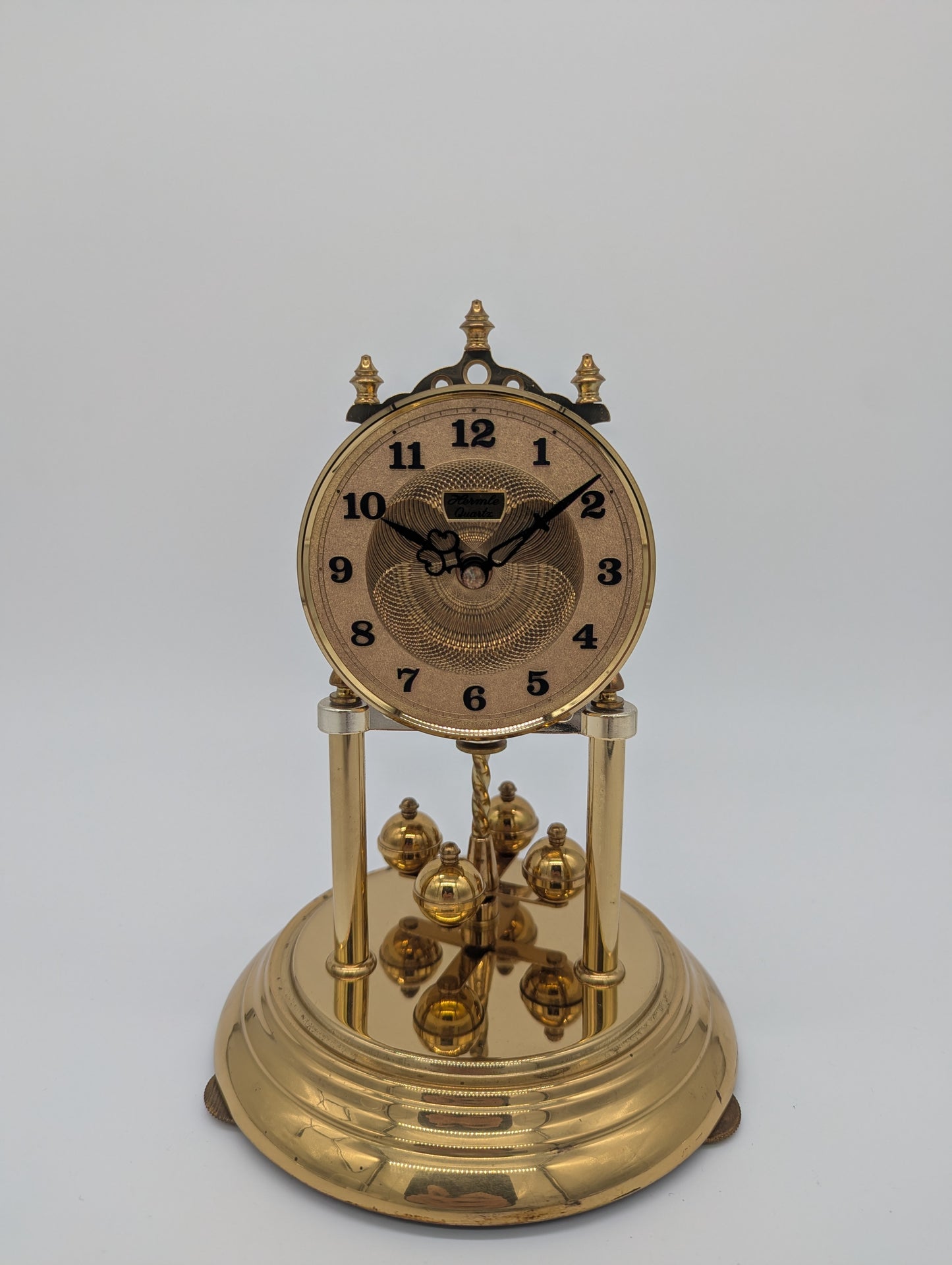 Hermle Kaminuhr Tischuhr mit Drehpendel und Glasdom Quarz Vintage